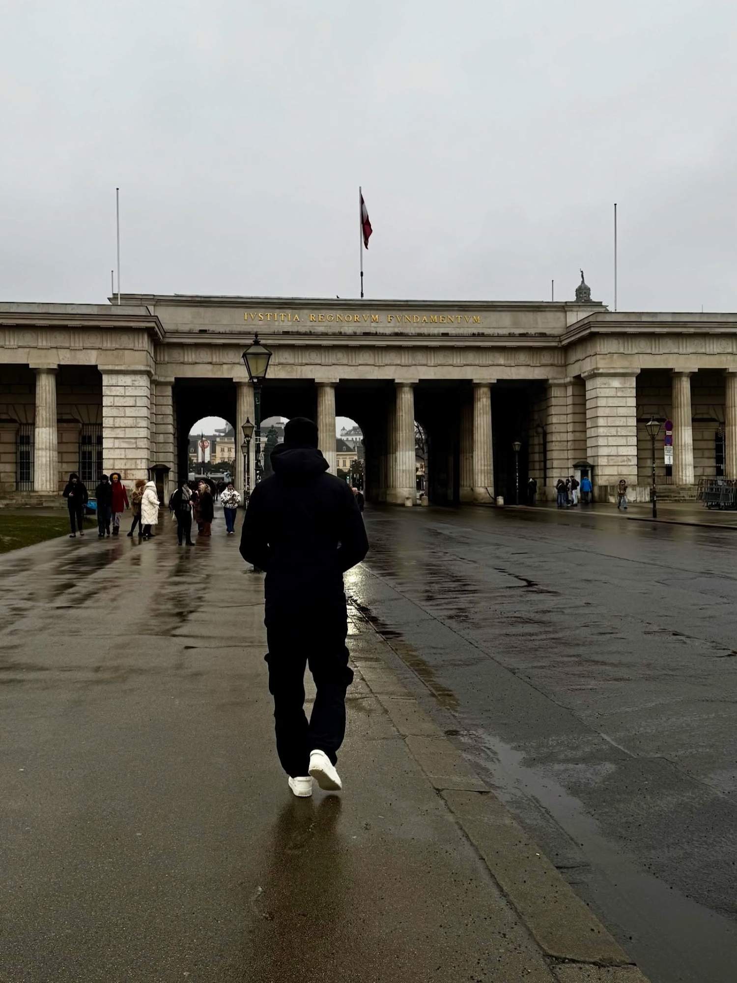 Ídolo del Barça enamora: beso en un fotomatón que derrite a los culés antes de empezar el año en Cornellà