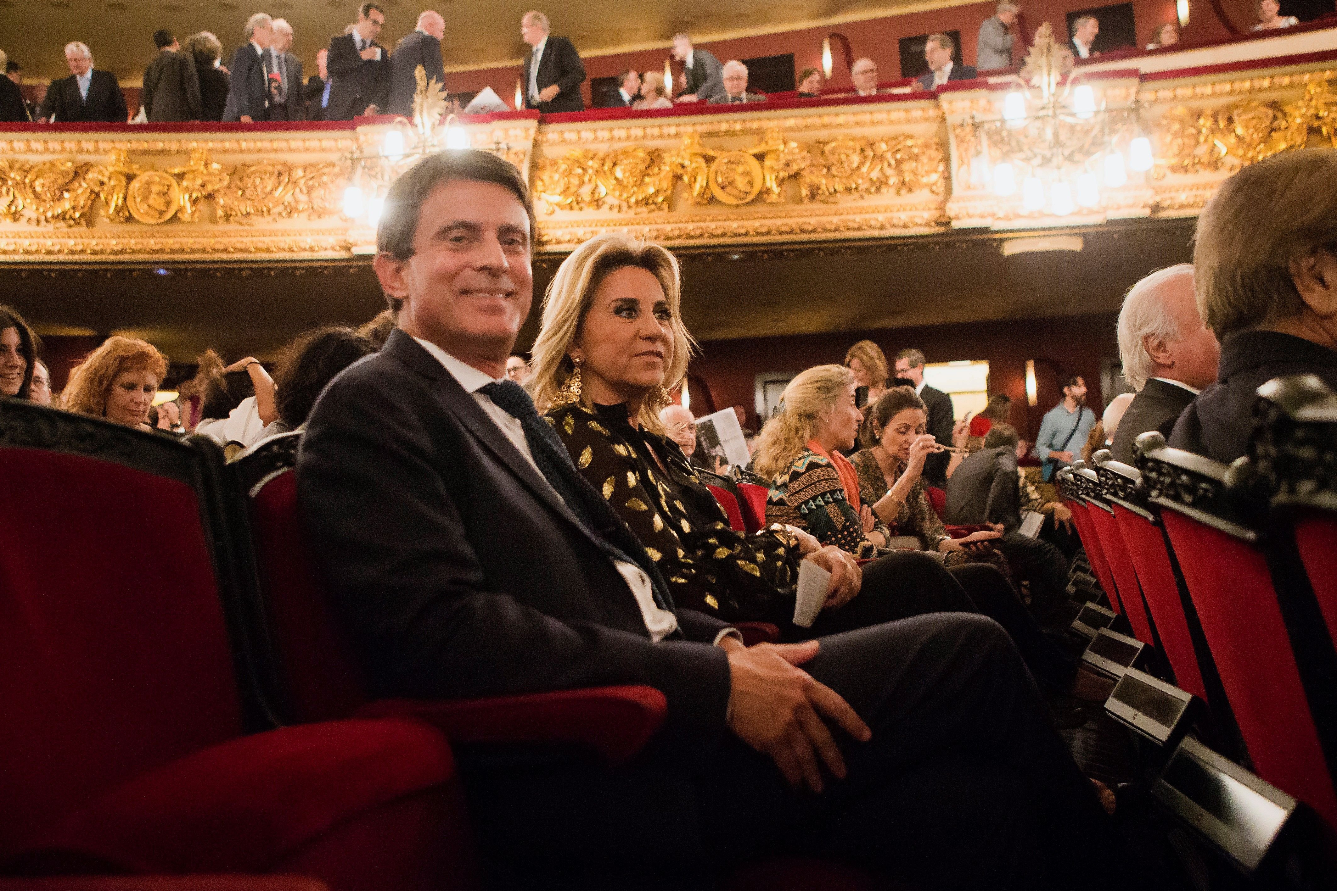 Manuel Valls y Susana Gallardo se exhiben en su primer acto público