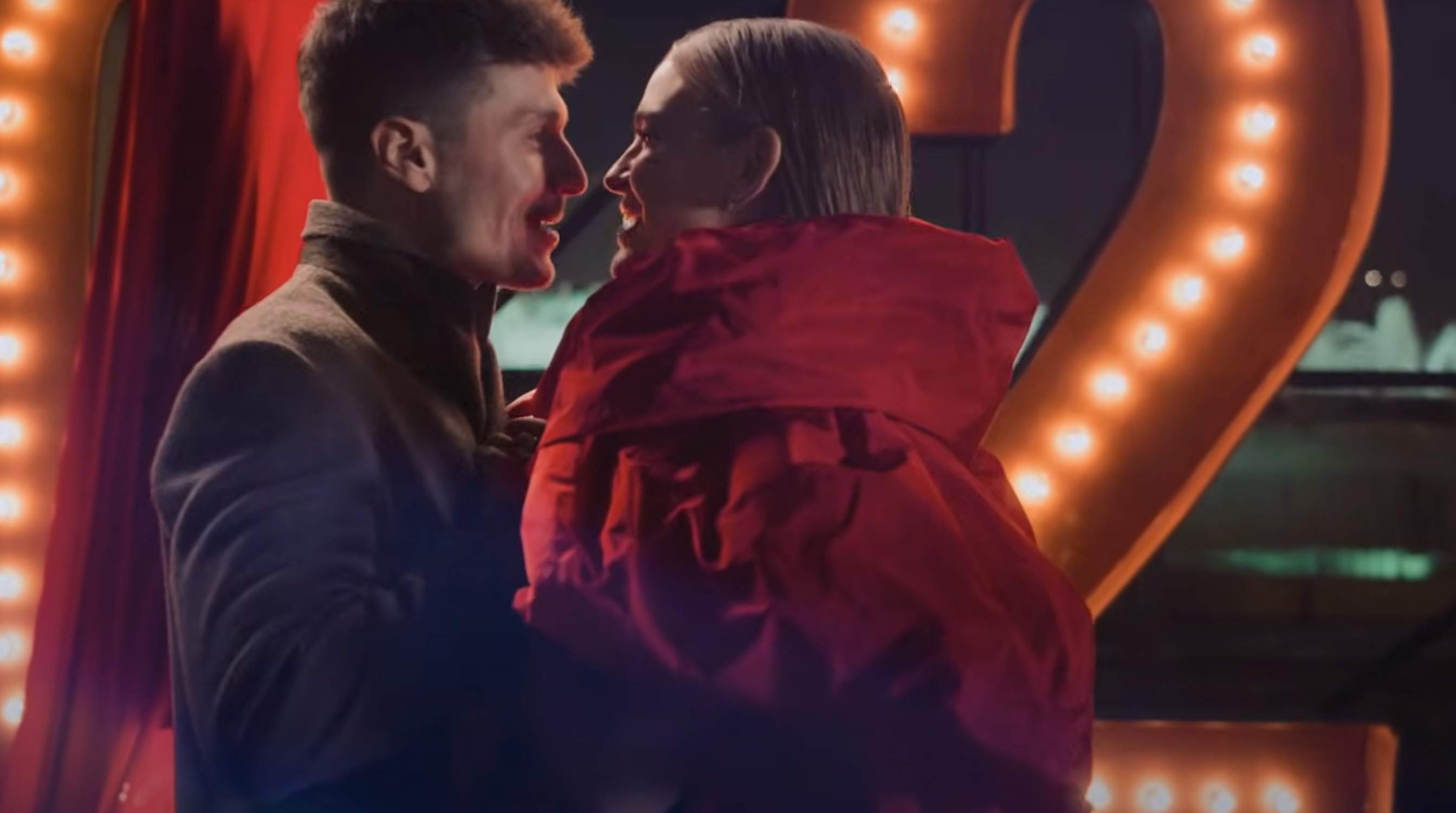 Las Campanadas en las teles: Jordi Cruz se cachondea del vestido de Pedroche y "beso" de Miki y Laura Escanes?