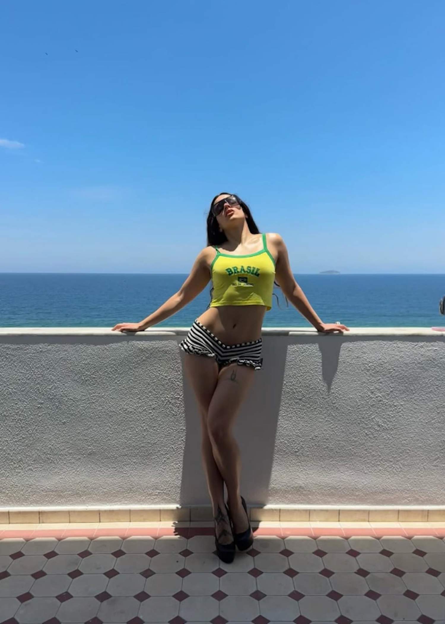 Rosalía recibe el año de la mano de una guapísima modelo francesa, juntas en la playa frente al mar