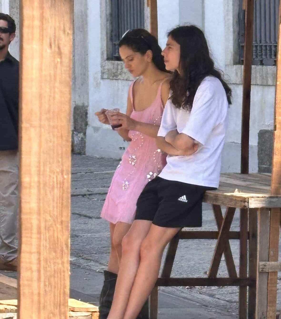 Rosalía y Loli Bahía lucen su amor por San Valentín en la playa de Badalona