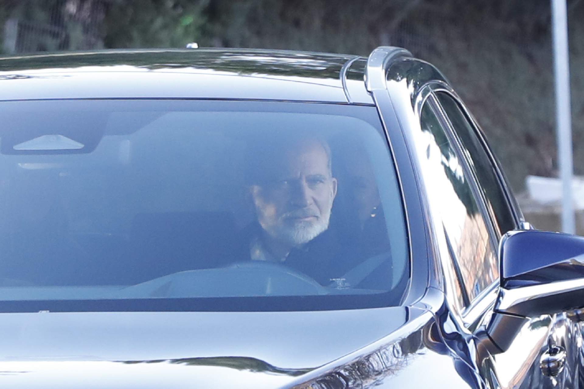 Las 2 imágenes de Felipe, en coche tras el roscón de reyes de casa del suegro, que preocupan a los monárquicos