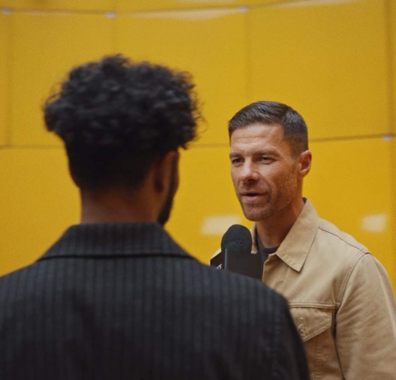 Descomunal bofetón en la cara de un presentador catalán a Xabi Alonso antes de la final de la Supercopa