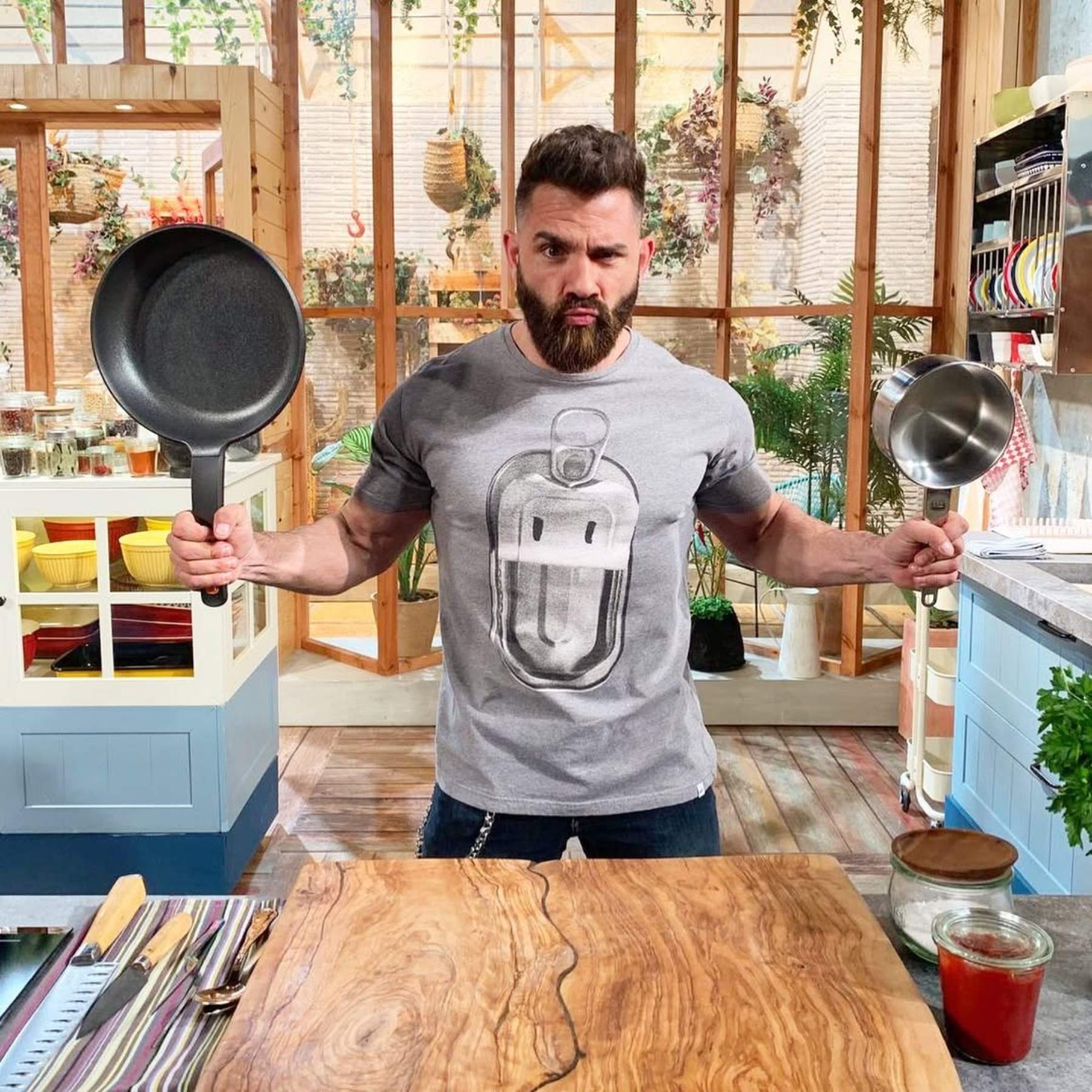 Marc Ribas obre les portes del plató del 'Cuines' i sorprèn amb un objecte del decorat: el va fer ell