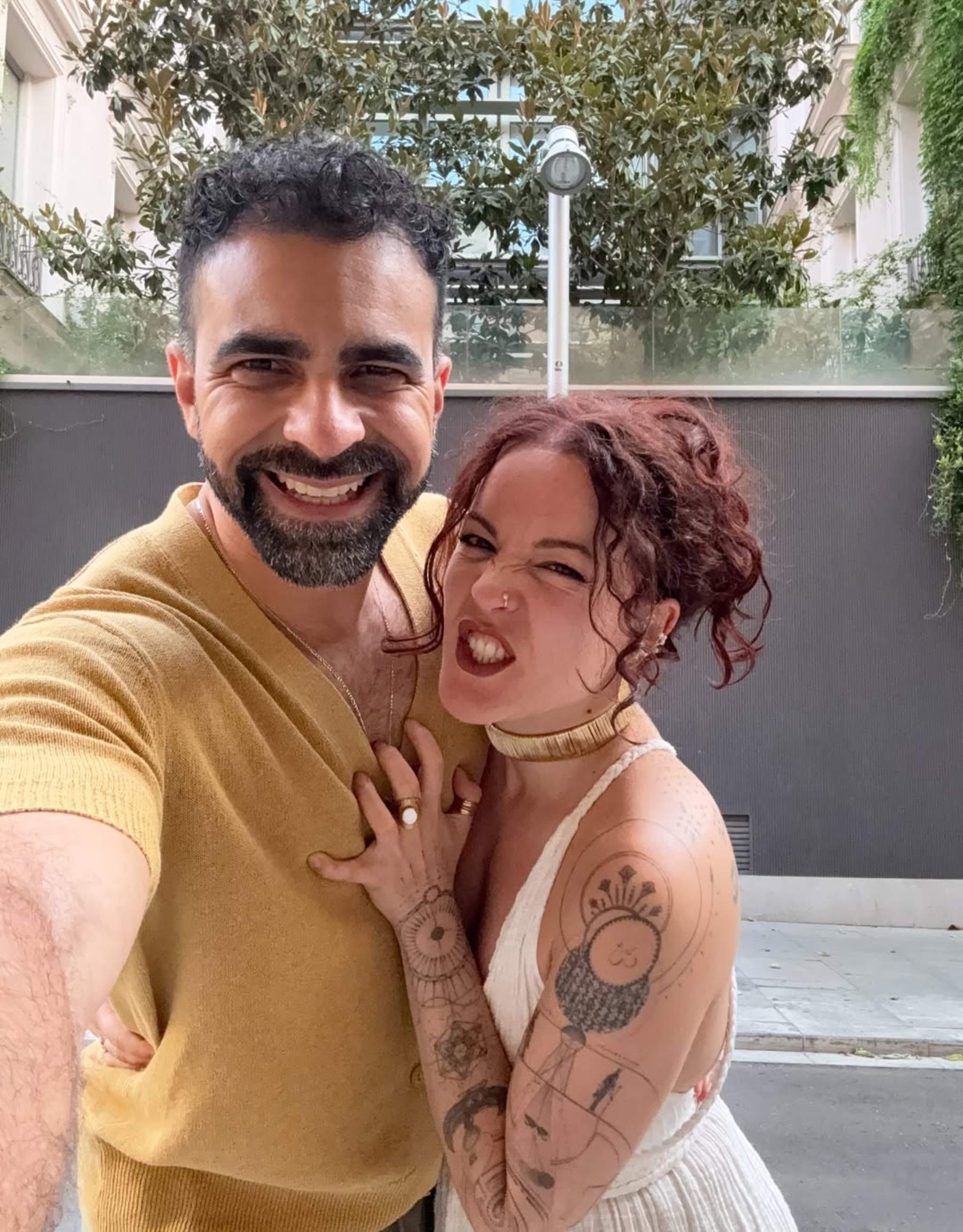 La escritora Noemí Casquet se da el "sí, quiero" con su pareja: las imágenes más emotivas del momento