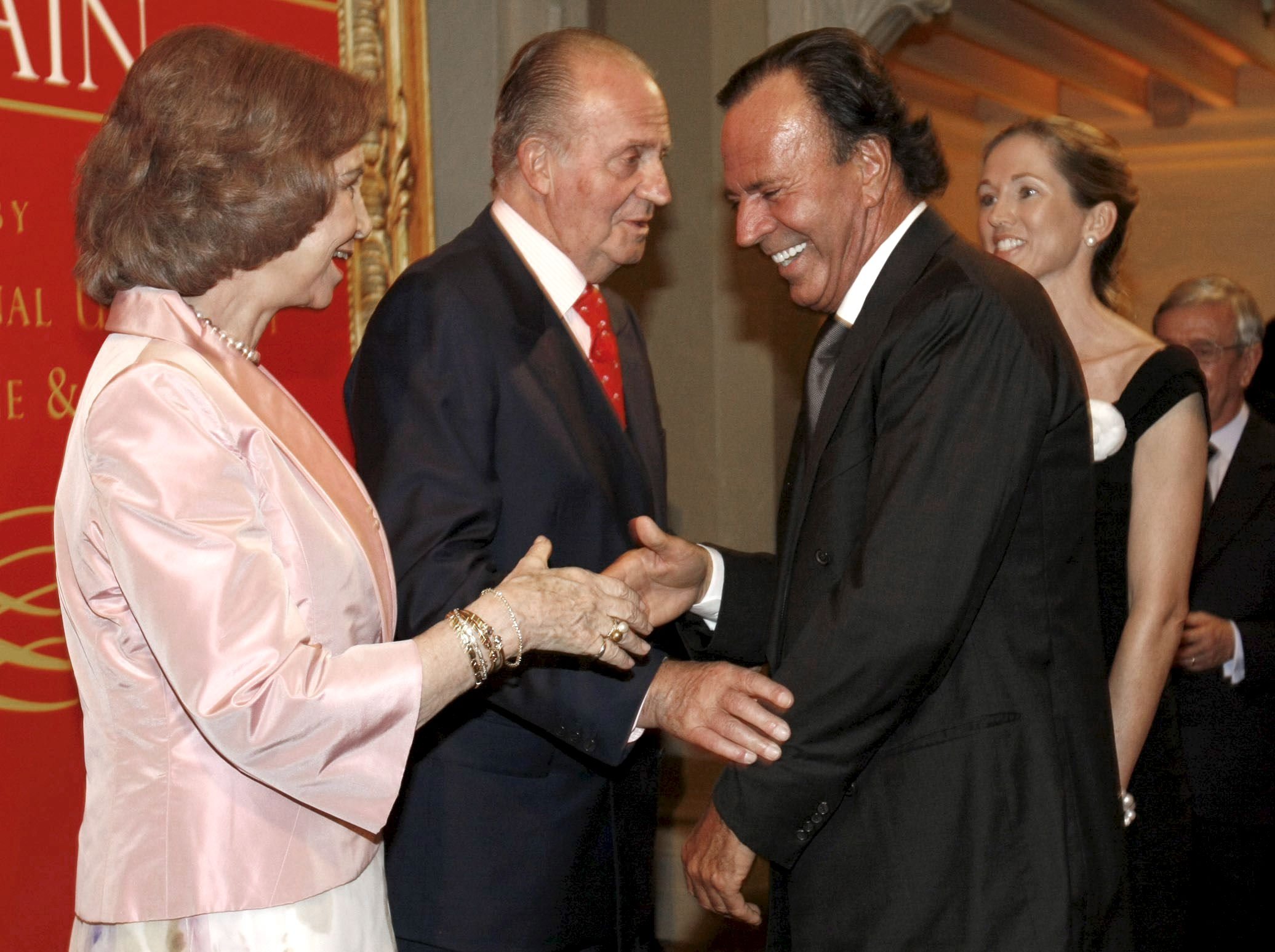 Hijos ilegítimos y amantes, el nexo de unión entre Juan Carlos y Julio Iglesias