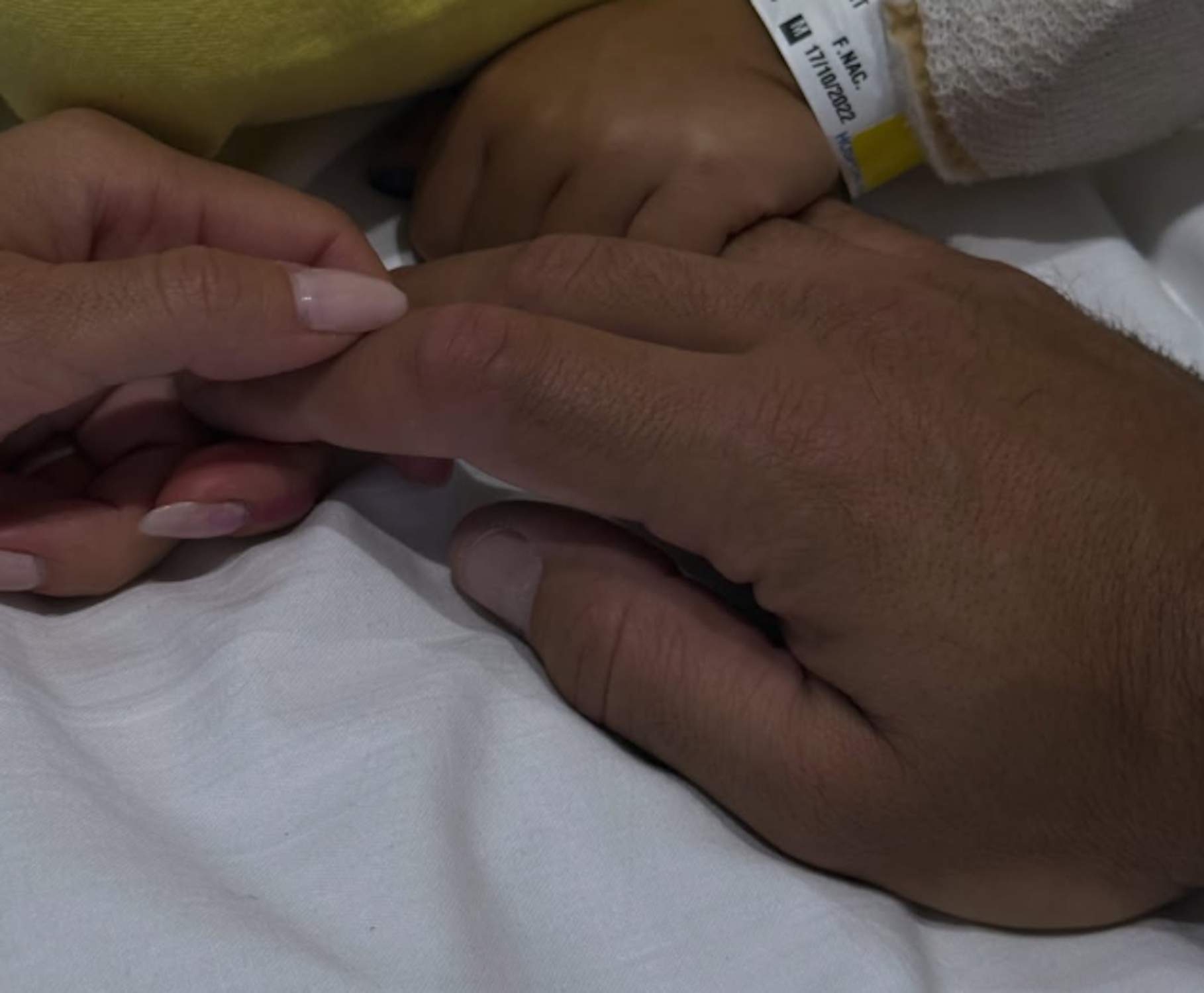 Tertuliano del Chiringuito sobrecoge desde el hospital: qué dice de su hija y su mujer, presentadora catalana