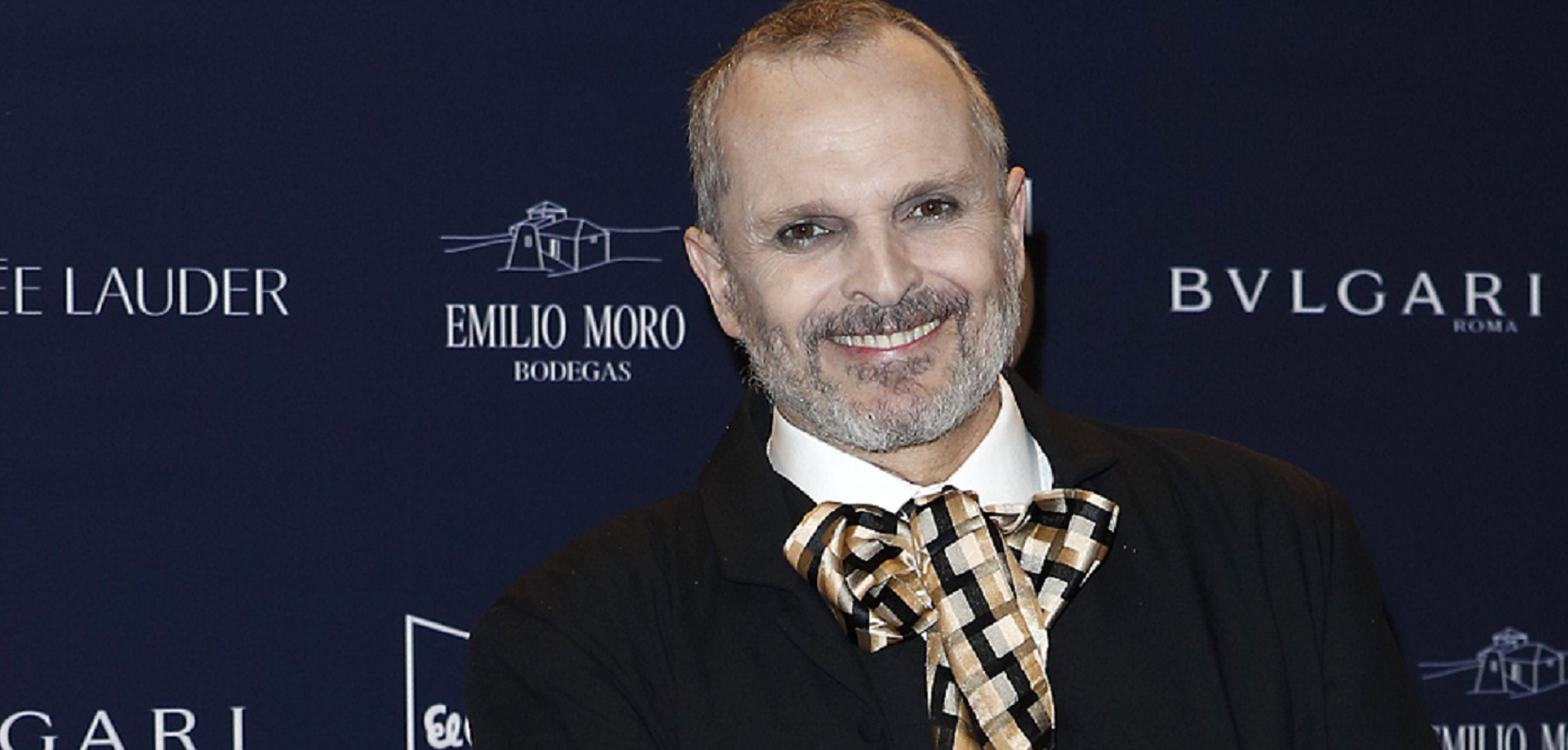 Miguel Bosé, estridencia pura con botas cowboy y un traje estrambótico