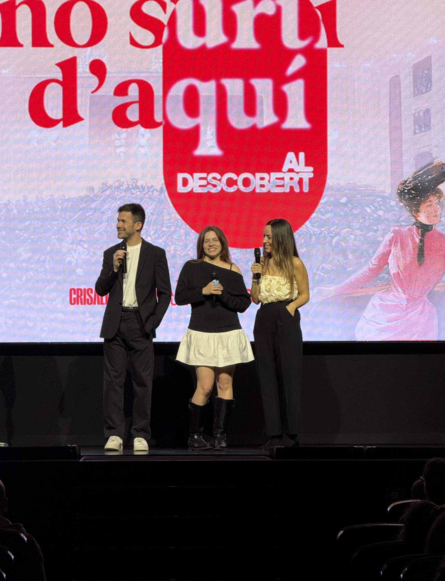 La preestrena de 'Que no surtí d'aquí al descobert' triomfa al Teatre Victòria: secrets, dubtes i emoció