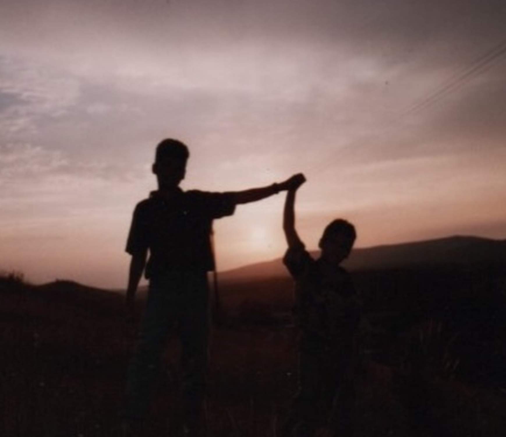 Presentador hace llorar recordando la muerte de su hermano, de muy joven, en un accidente: "25 años sin ti"