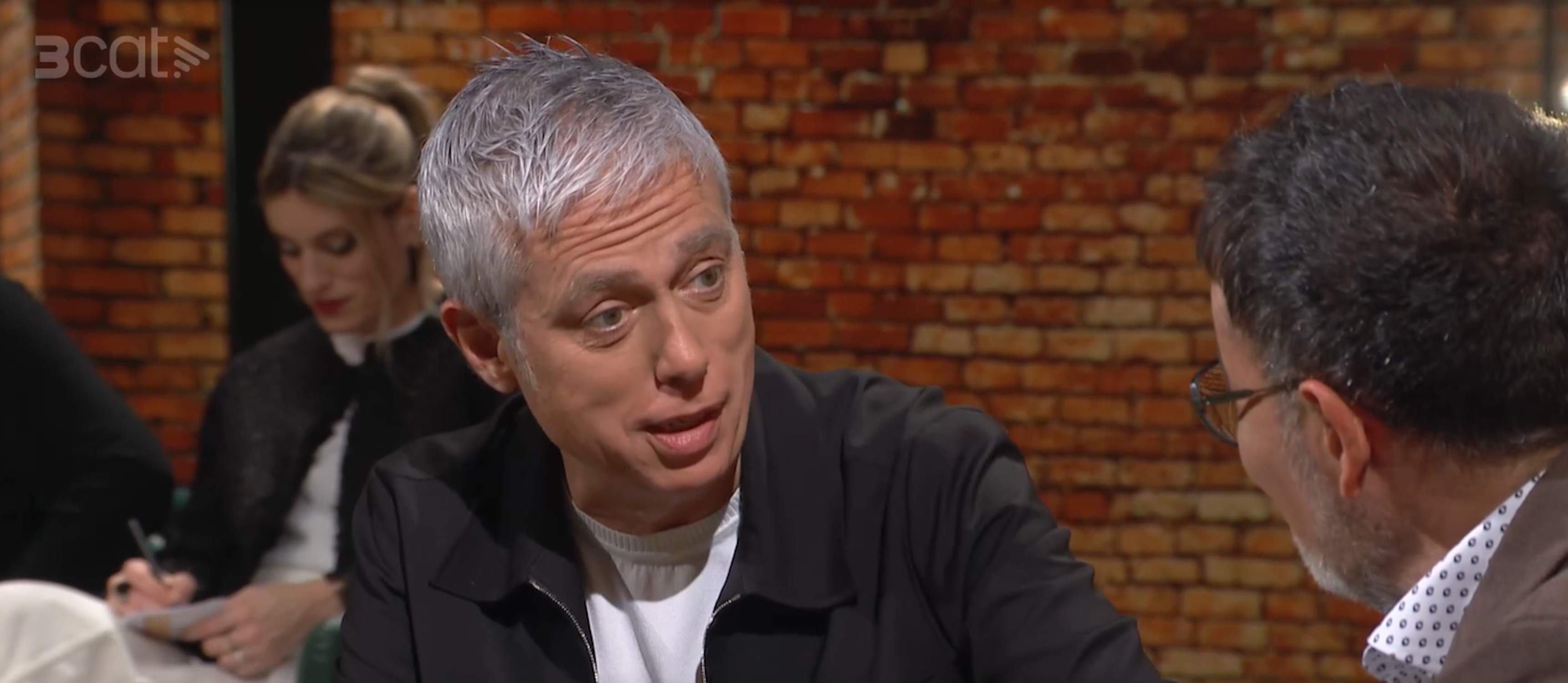 Albert Om emociona mostrant els seus pares: imatge impagable en un restaurant, és idèntic a la seva mare