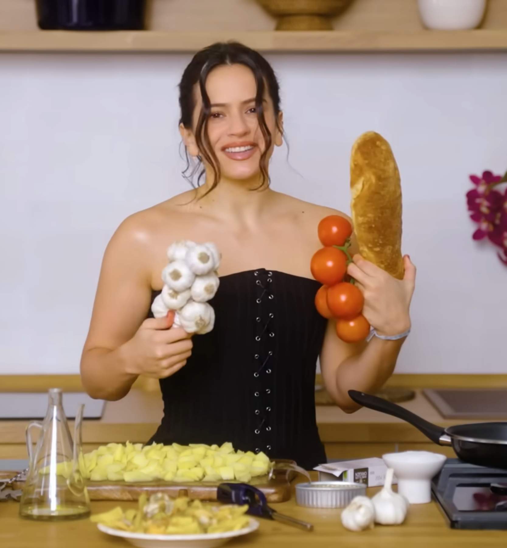 Rosalía cuinant pa amb tomata   YouTube