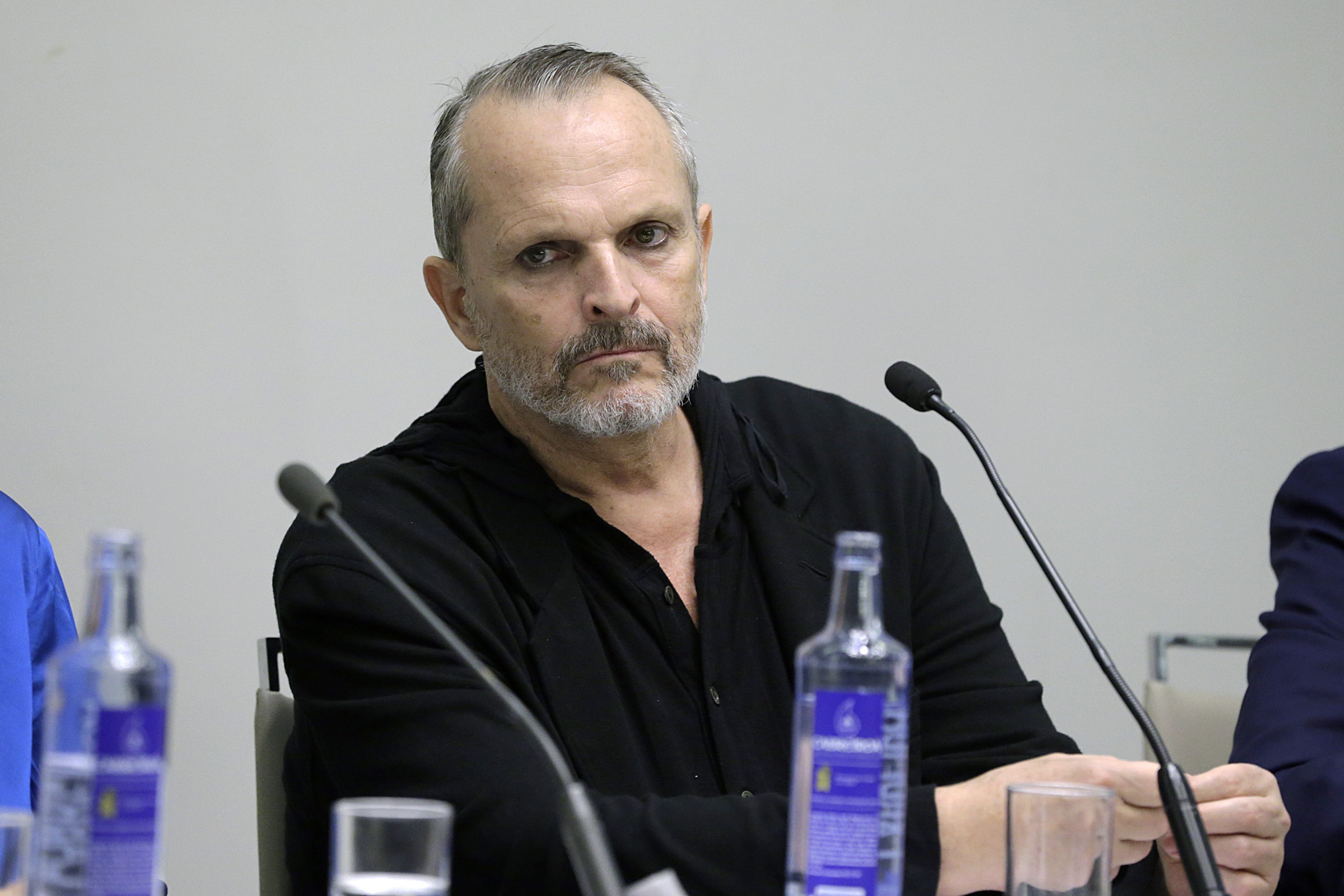 Crítiques a Miguel Bosé per repartir-se els quatre fills amb el seu ex