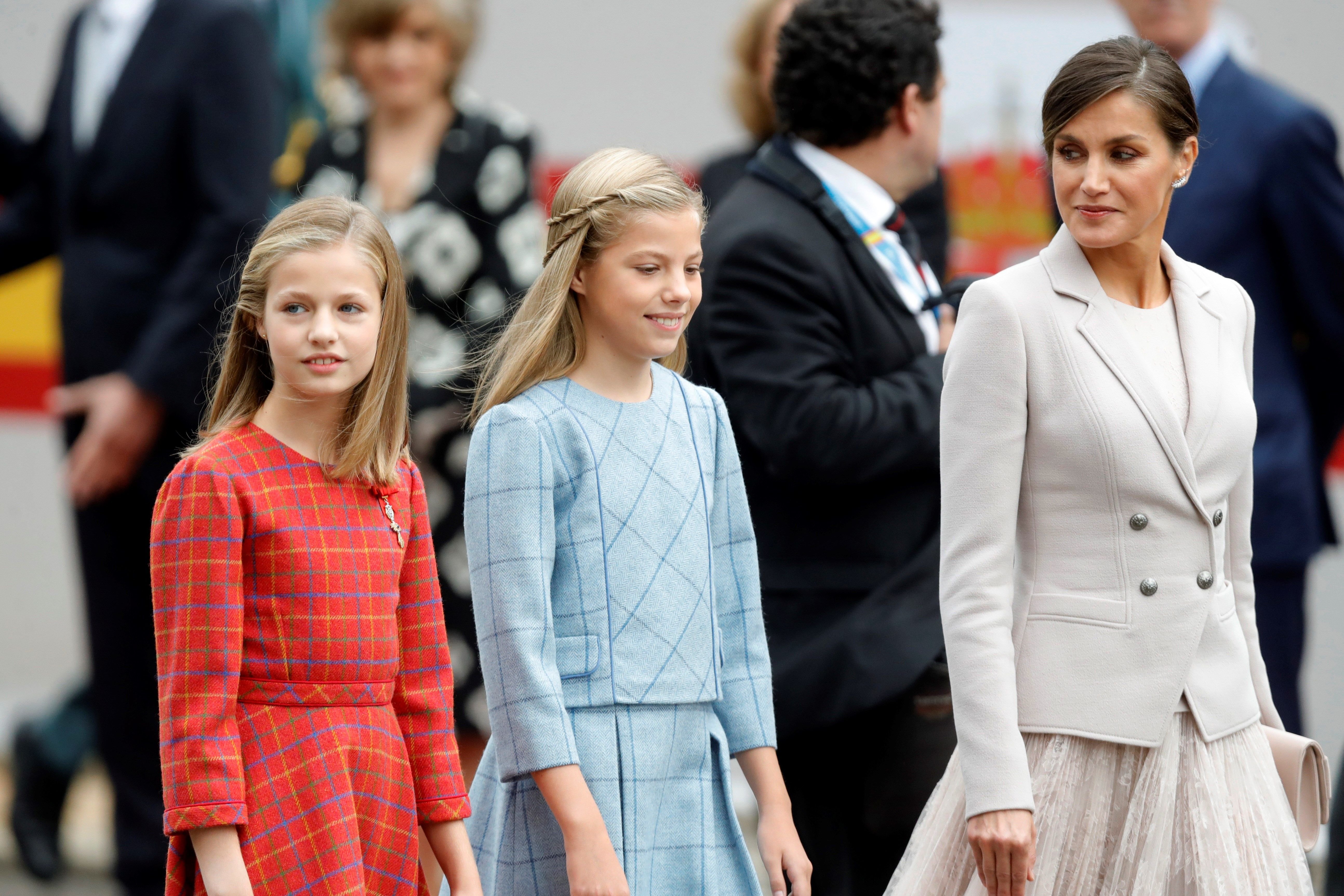 Letizia y las niñas pasan de la reina Sofía y van al ballet con la abuela materna