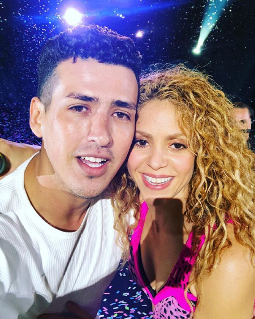 El tenso vídeo de un fan loco por Shakira saltándole al cuello en un concierto