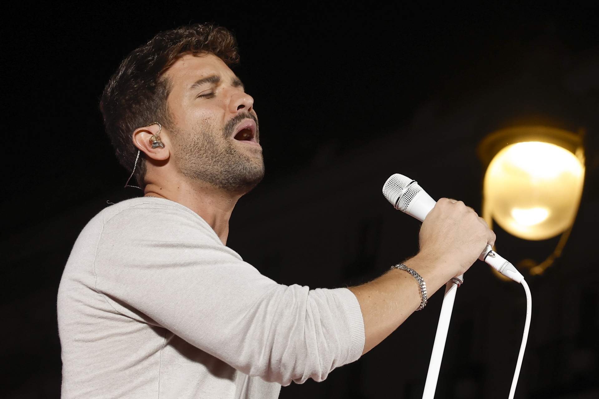 Este es Juan Sema, el novio de Pablo Alborán: diez años más joven, modelo y muy guapo