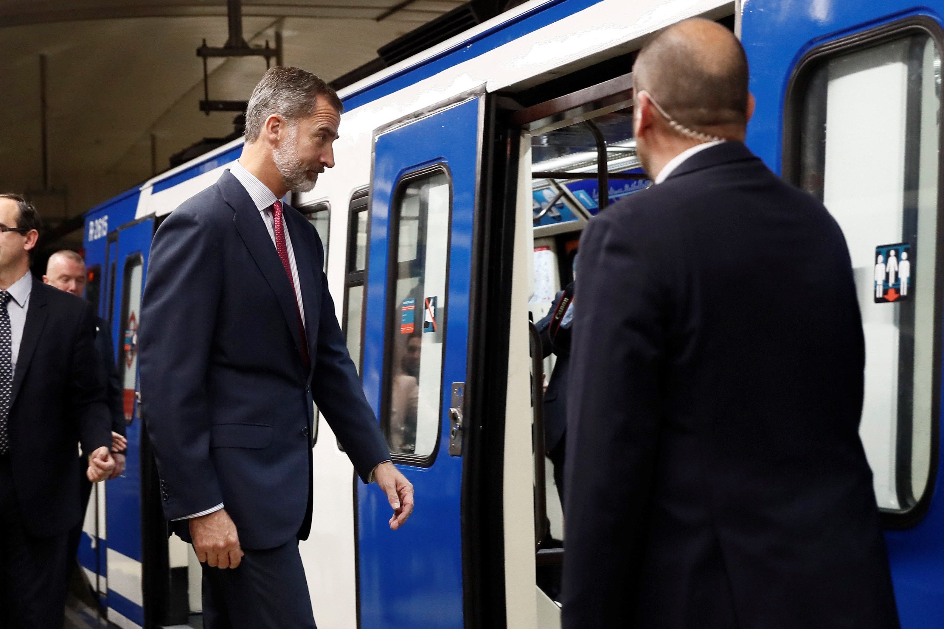 El rei Felip, a la desesperada: agafa el metro per 'apropar-se al poble'