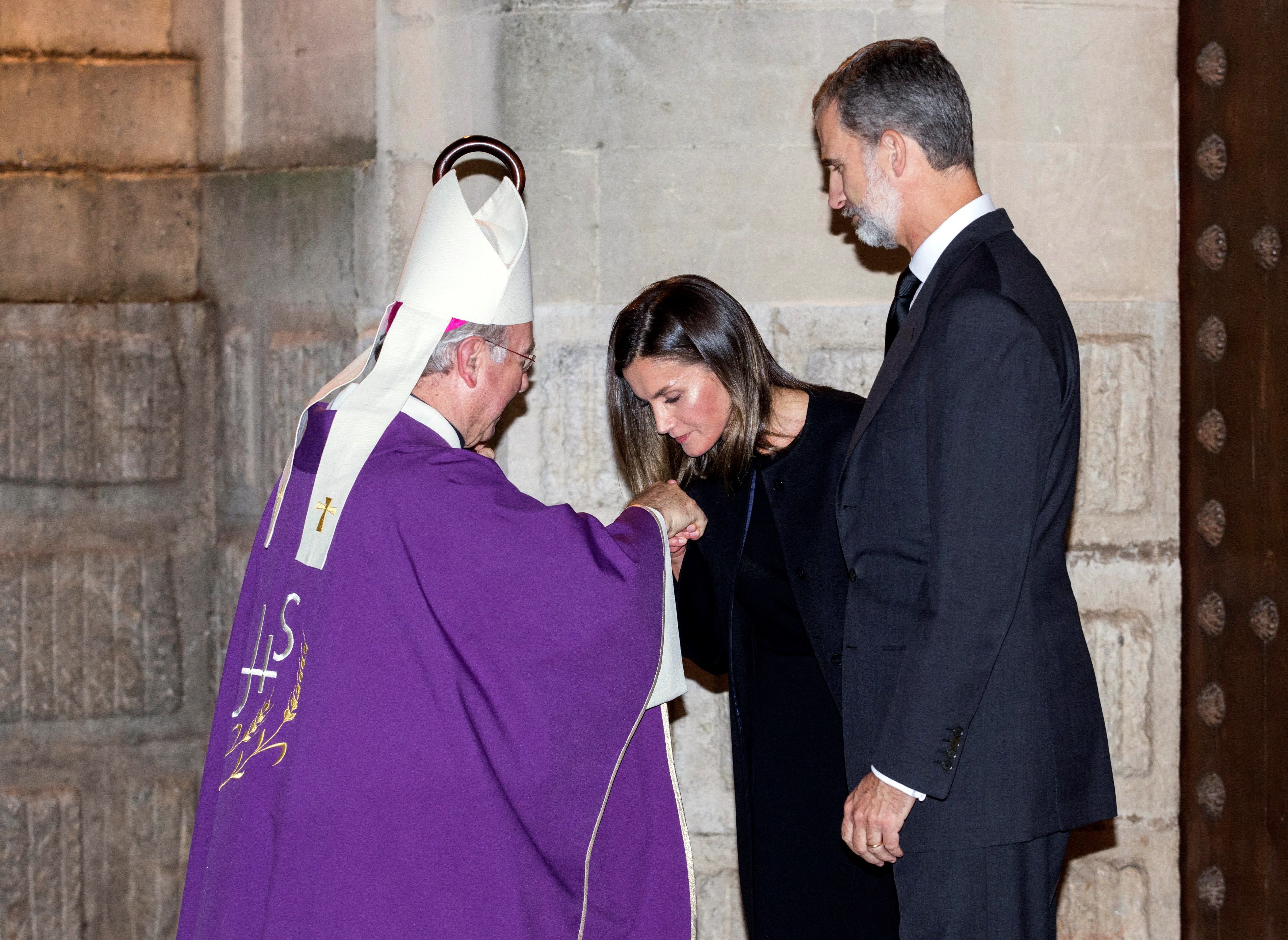 Letizia, compungida y abatida en el funeral de las víctimas de Mallorca