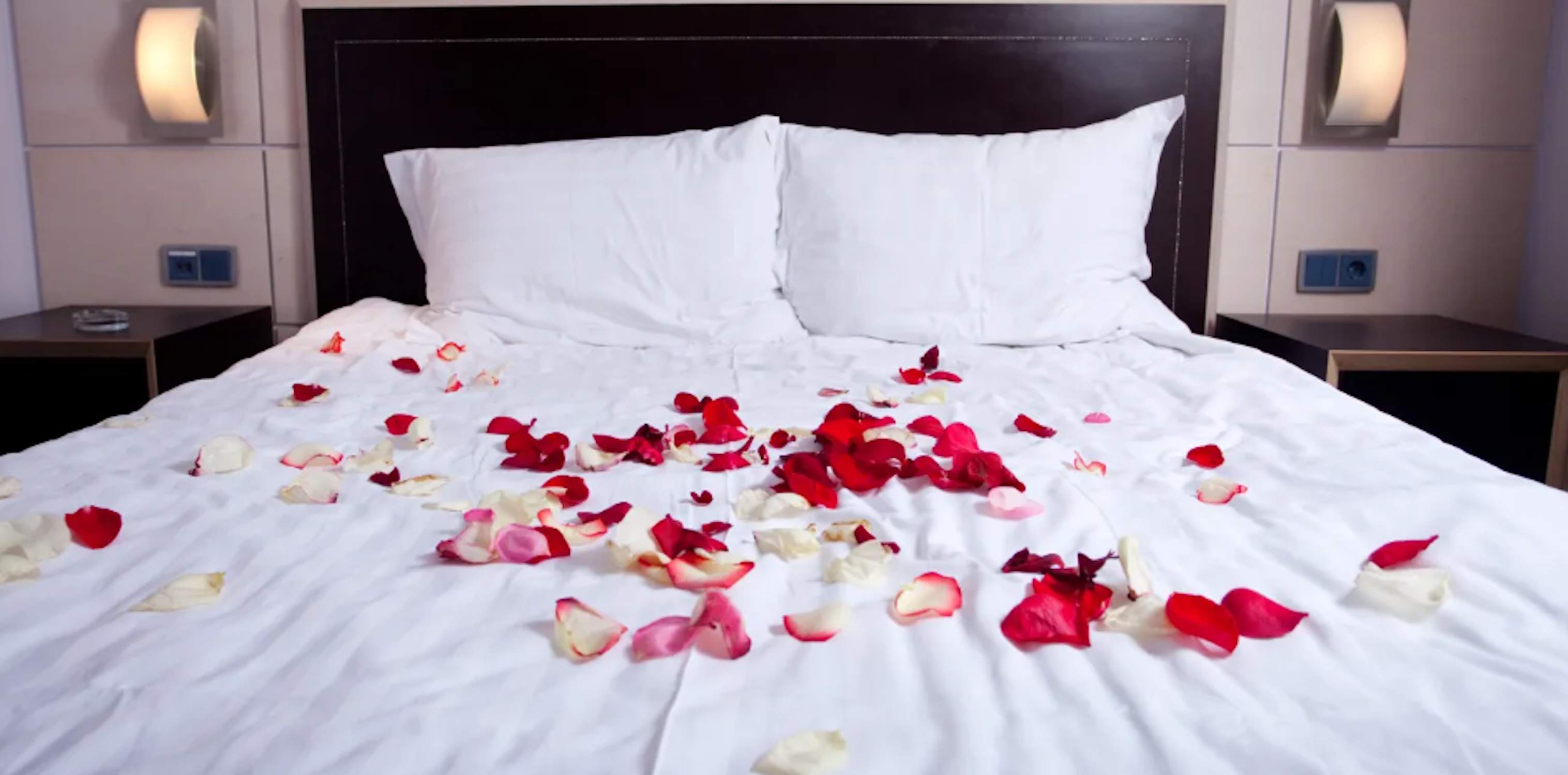 Momento angustioso de famoso actor: cita romántica, una chica, una venda y una cama llena de pétalos...