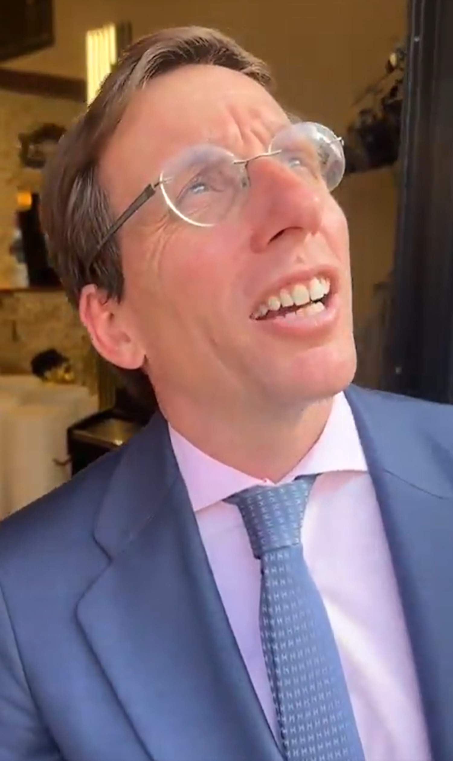 Perplexitat amb la insòlita reacció de l'alcalde de Madrid, Martínez-Almeida, en veure la pancarta de Piqué