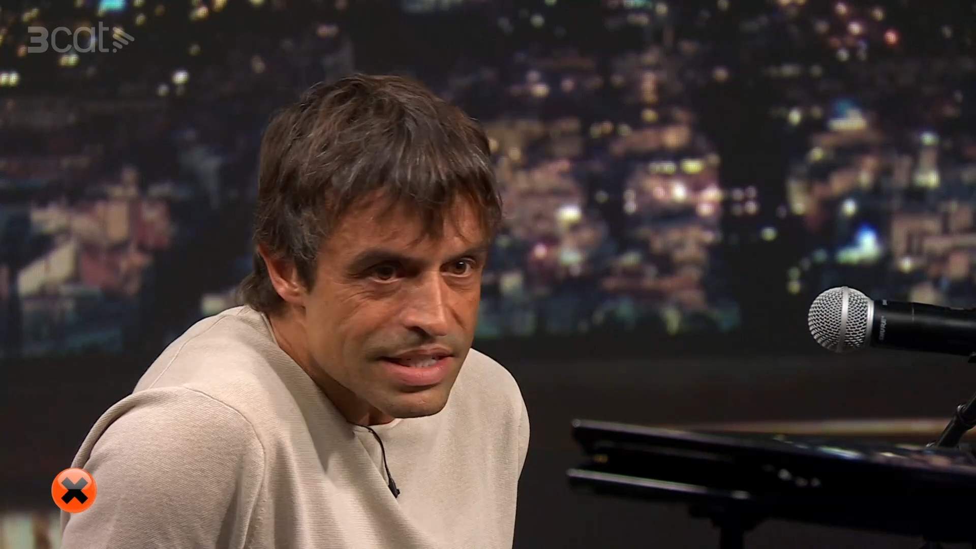 Bofetada de Manu Guix a un catalanófobo que quiere prohibir a Míriam Nogueras hablar catalán