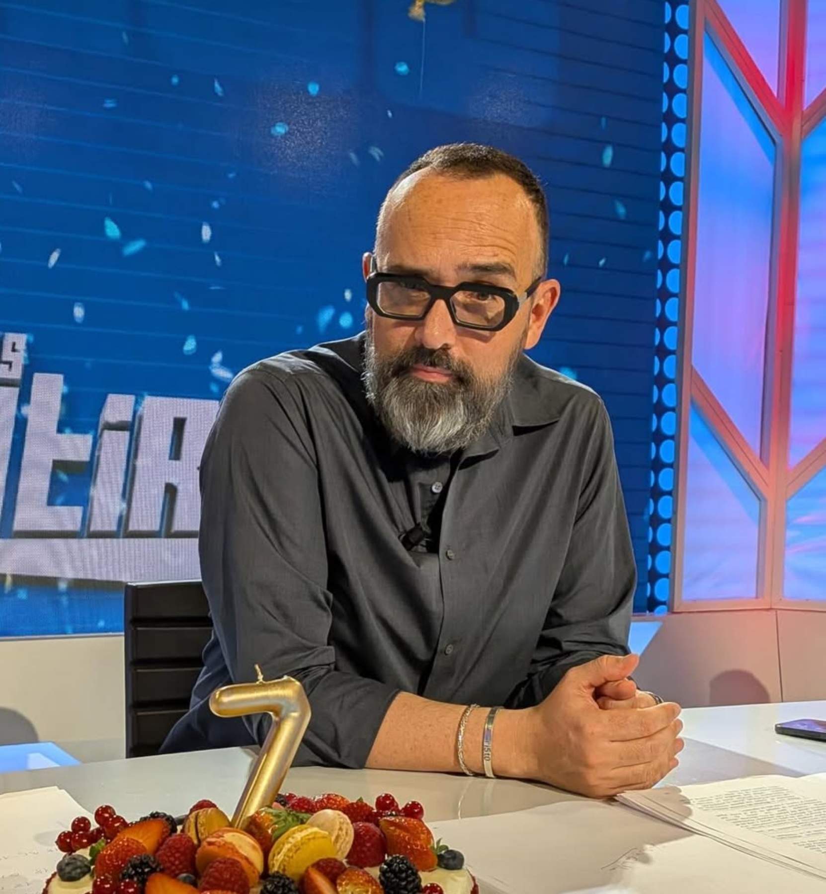 Risto Mejide enxampat utilitzant IA per publicar una foto amb una noia guapíssima, gest ridícul a la xarxa