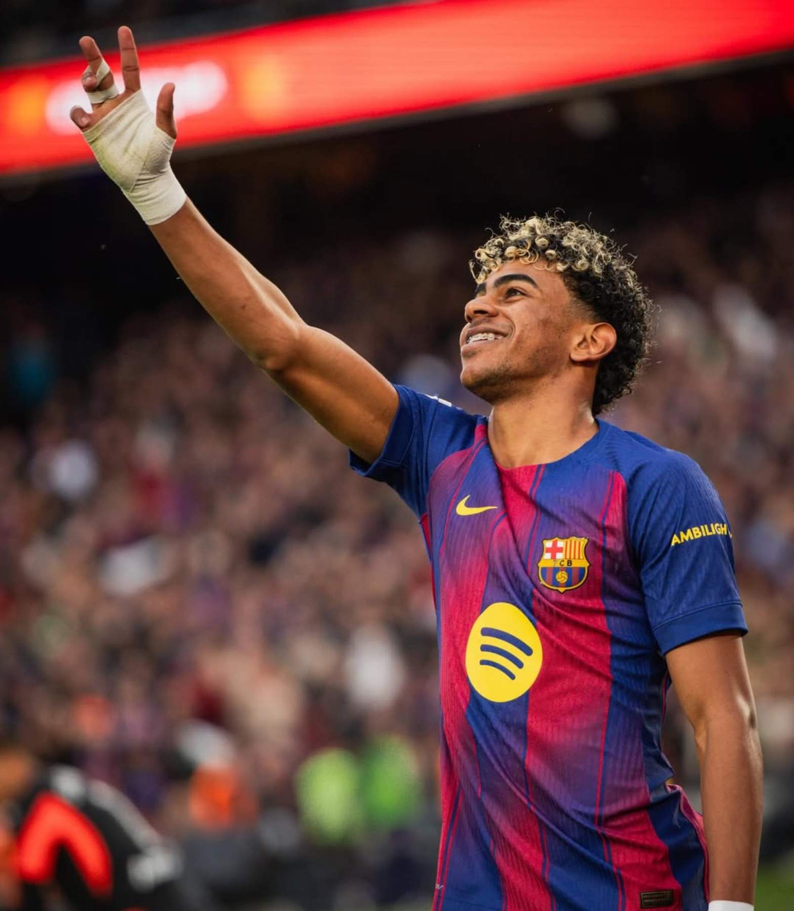 Lamine Yamal toca la fibra de los culés tras el hat-trick: el abrazo más emotivo entre madre e hijo