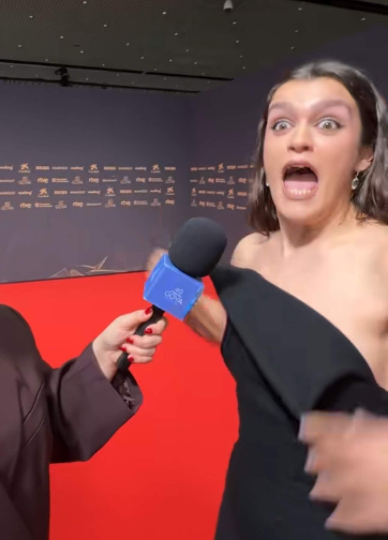 Amaia es queda 'en shock' a la catifa vermella dels Goya 2026, el retrobament més especial en directe