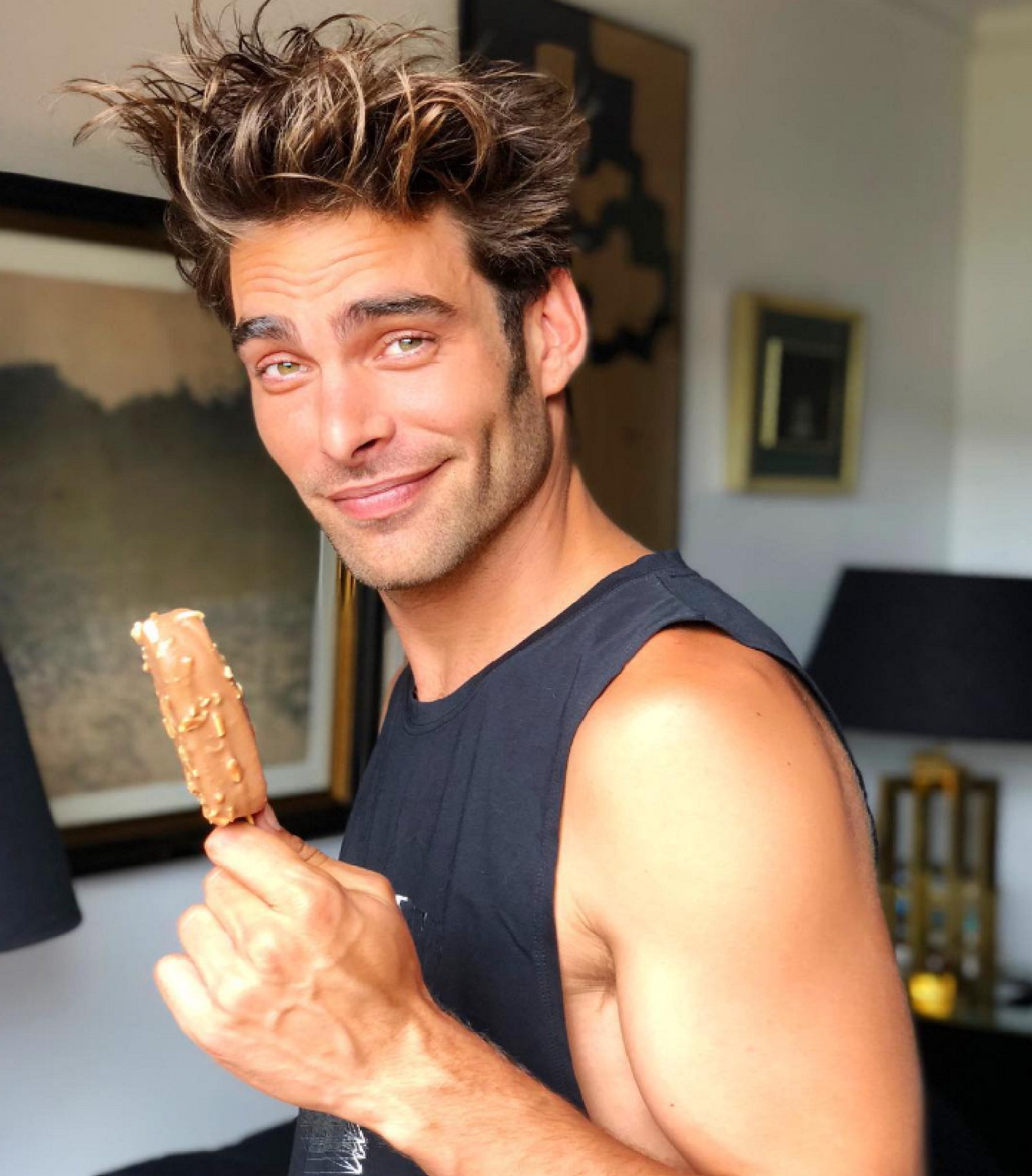 Jon Kortajarena hace enloquecer a todo el mundo con una foto donde se le intuye todo