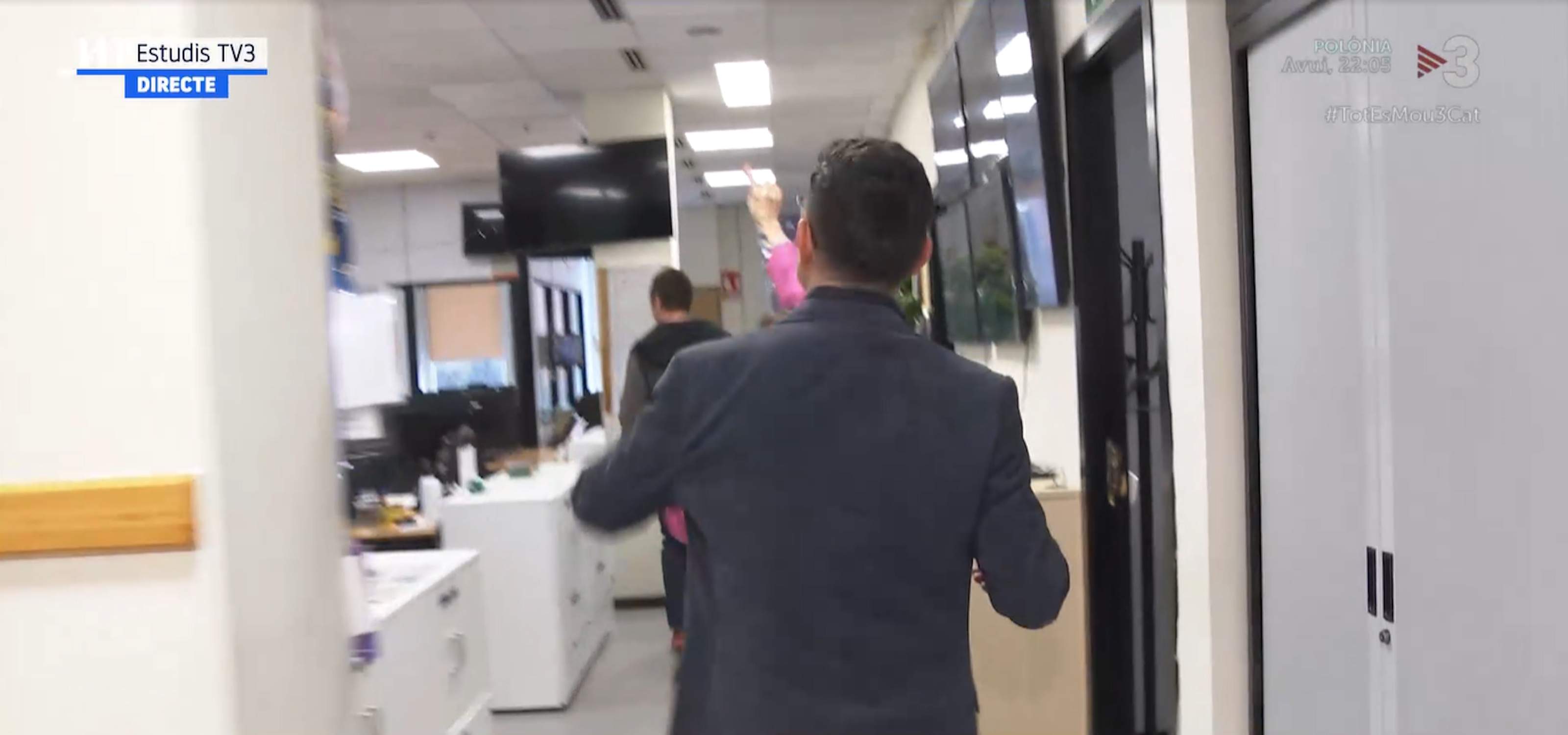 Llàgrimes a TV3 amb un presentador que diu adeu: què li han regalat, mostra el ritual de comiat que fan tots