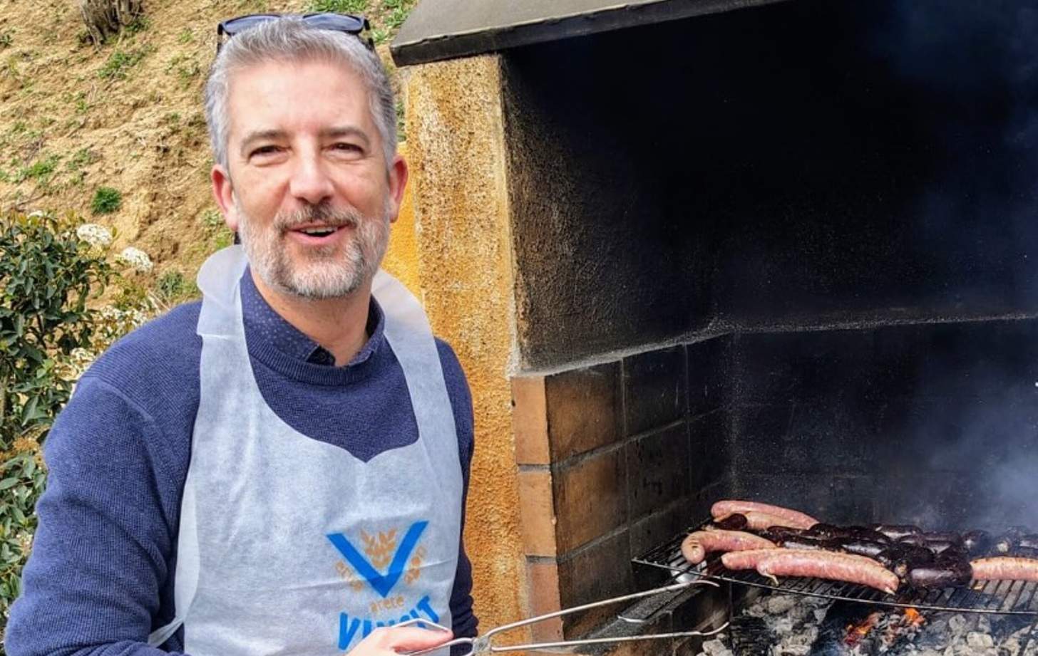 Toni Cruanyes cocinando calçots con su marido y su hijo jugador de fútbol sala