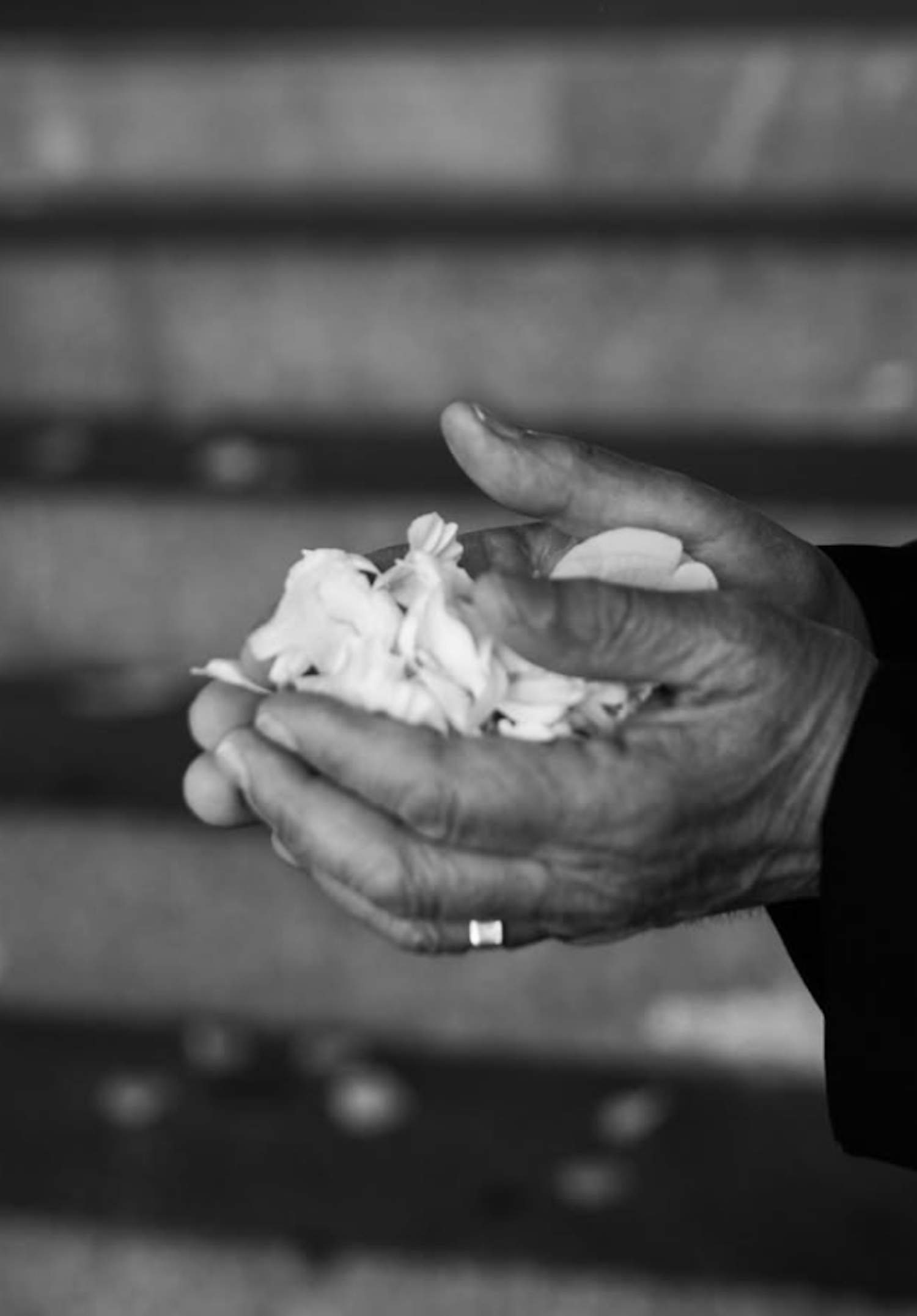 Lágrimas con un miembro de 'El Chiringuito' que se ha casado tras tener una niña: los dos novios, guapísimos