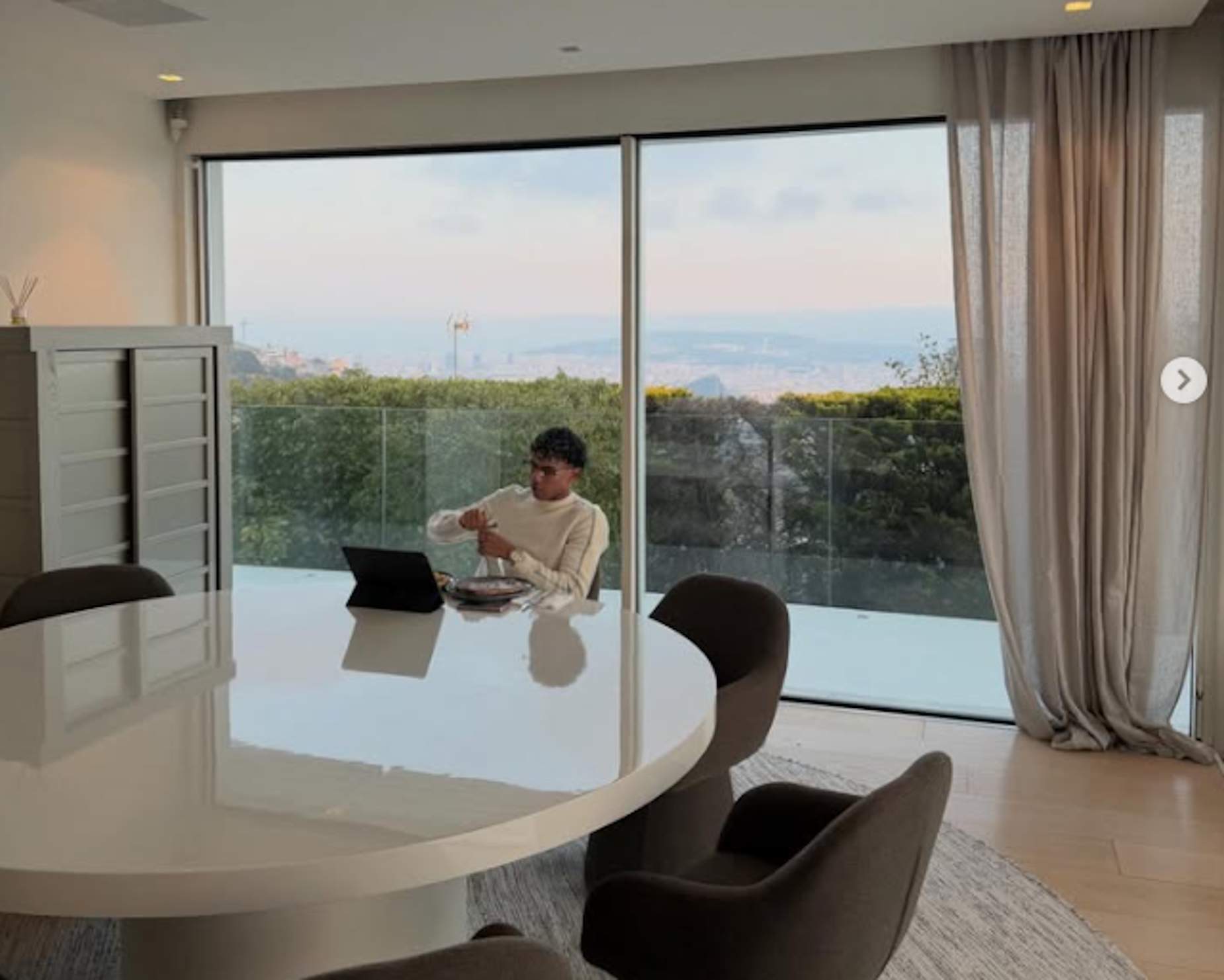 Lamine Yamal ensenya la seva vida a la mansió de Piqué: camp de futbol i vistes a Barcelona