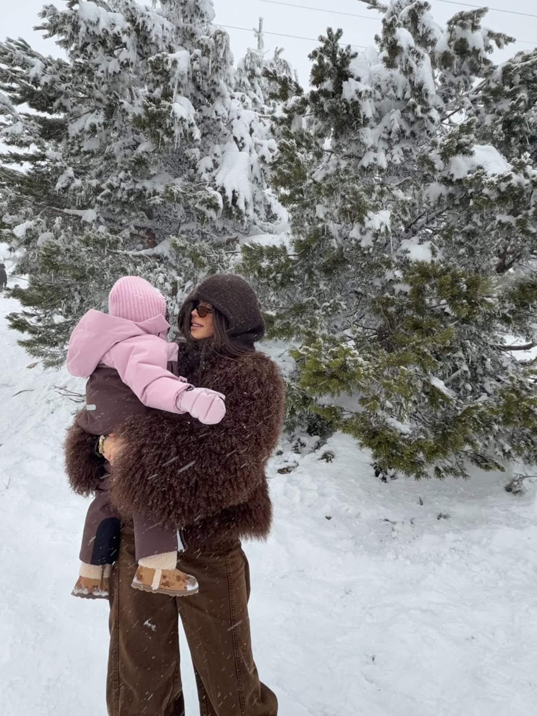 Famosa influencer incendia la xarxa per aquesta foto de la seva filla petita al cotxe sense cinturó ni cadira