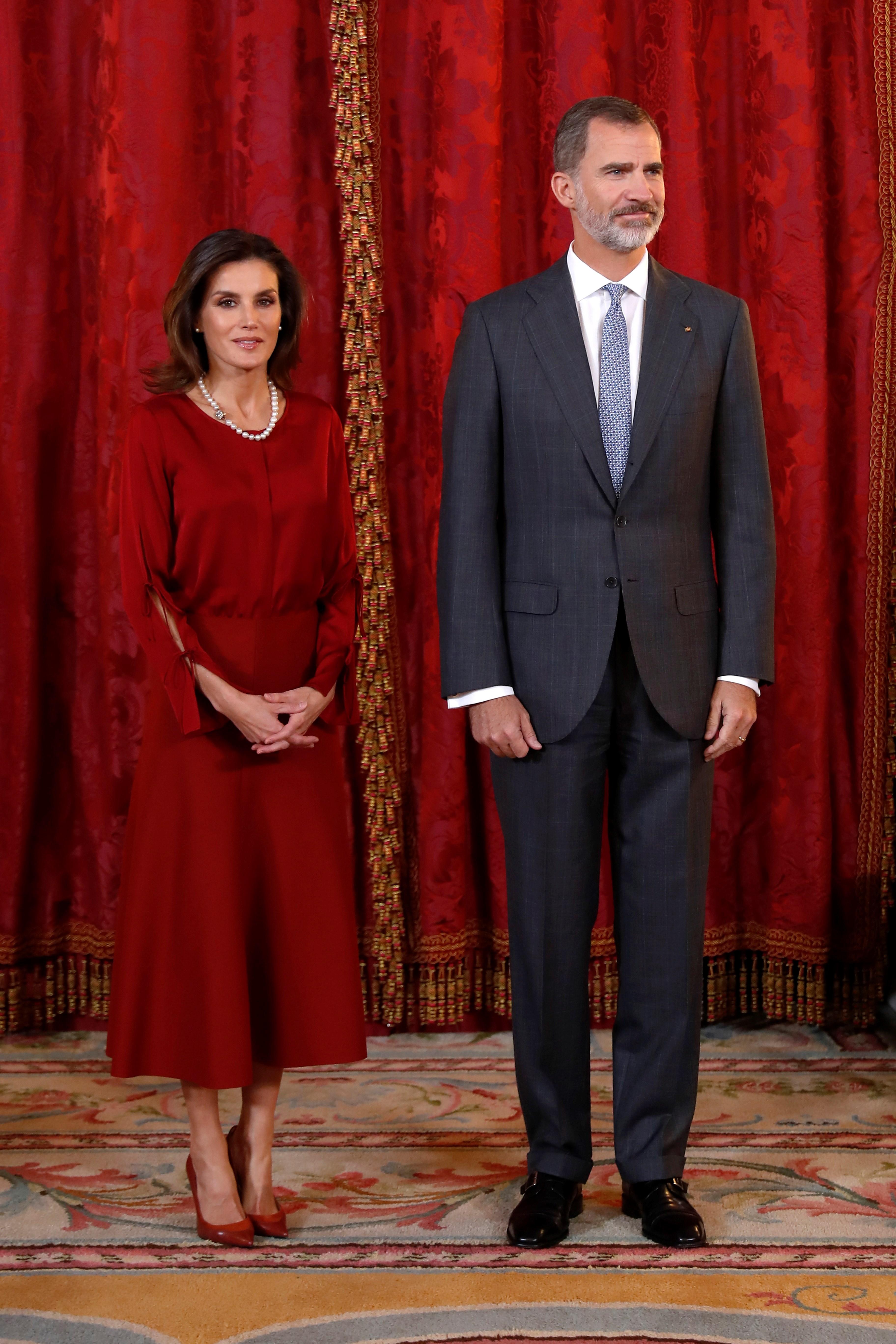 Letizia rectifica y cambia los 'looks' seductores por un vestido muy sobrio