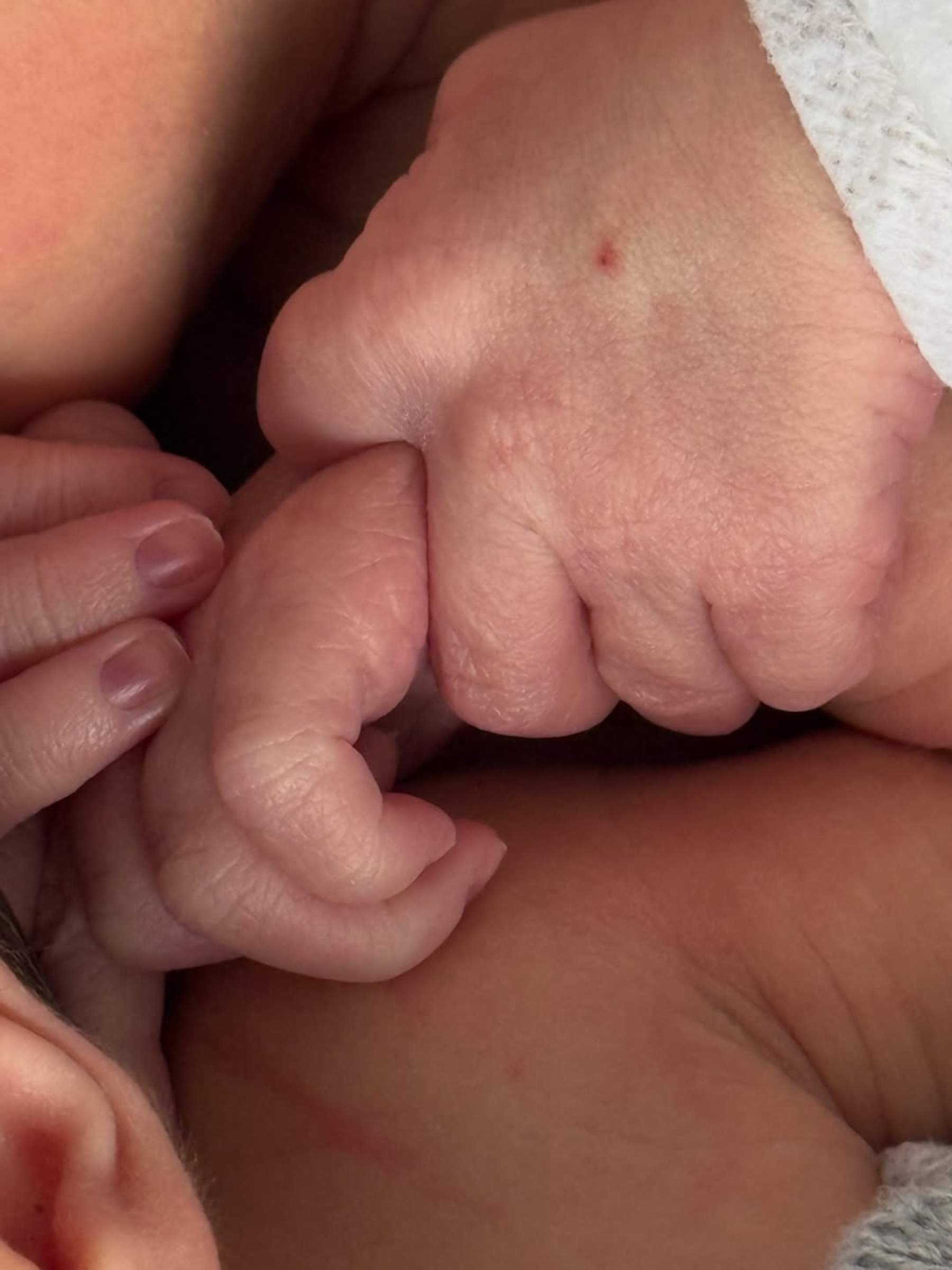 Arnau París emociona, ya es padre de mellizos: los preciosos nombres que ha escogido para sus dos niños