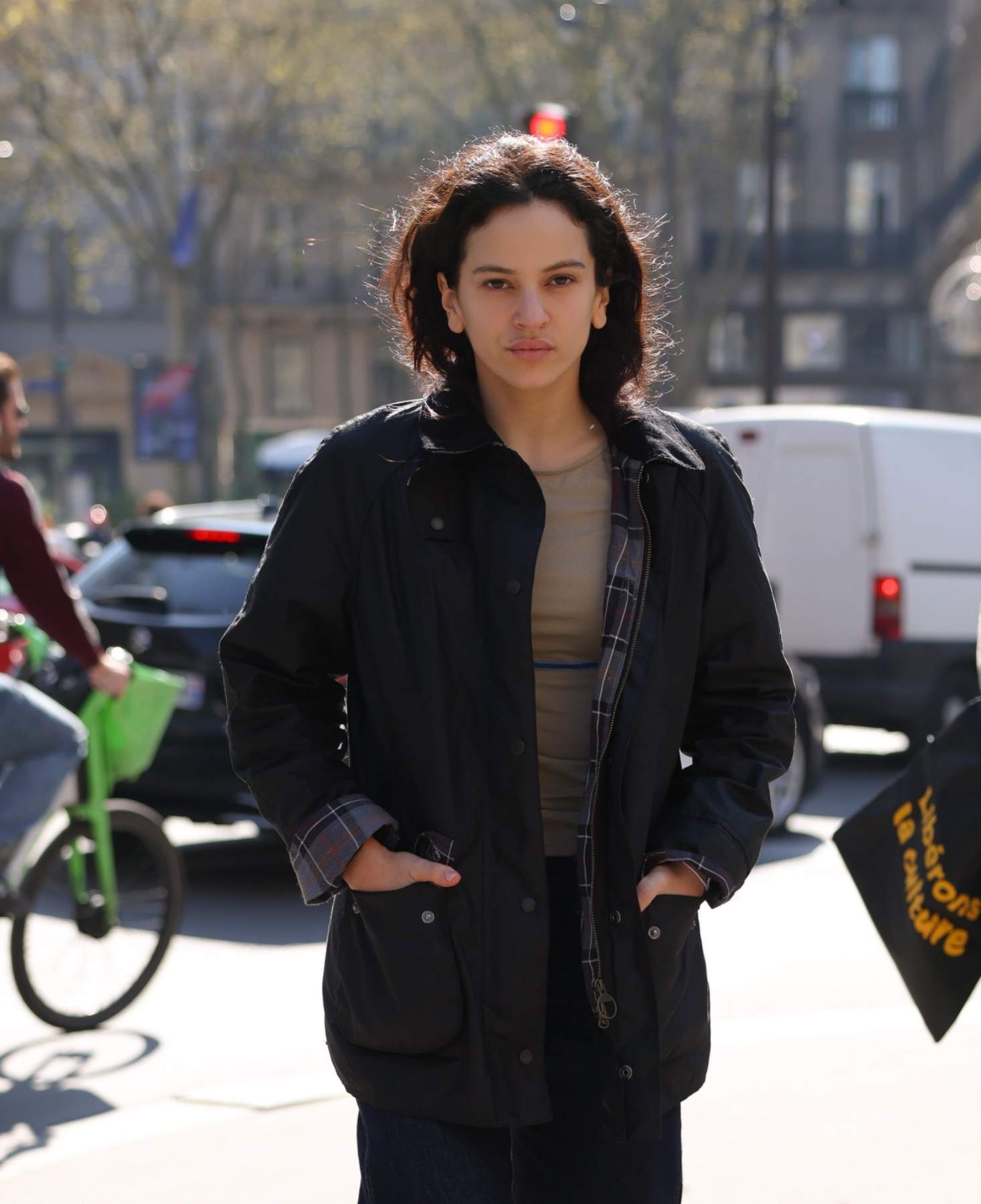 L'enuig de Rosalía amb els paparazzis mentre caminava per París, vídeo viral: "Només vull passejar"