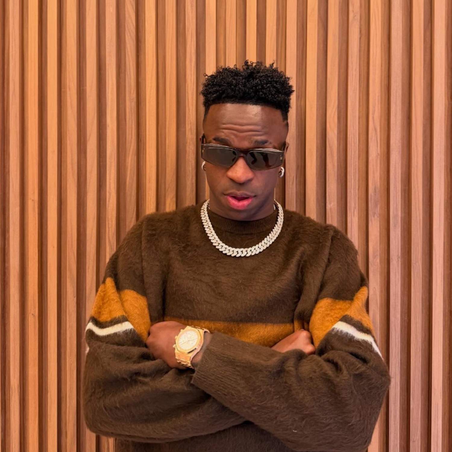 Vinicius, humiliat i escridassat a Madrid, envoltat de gent: la seva cara, un poema. Què ha passat