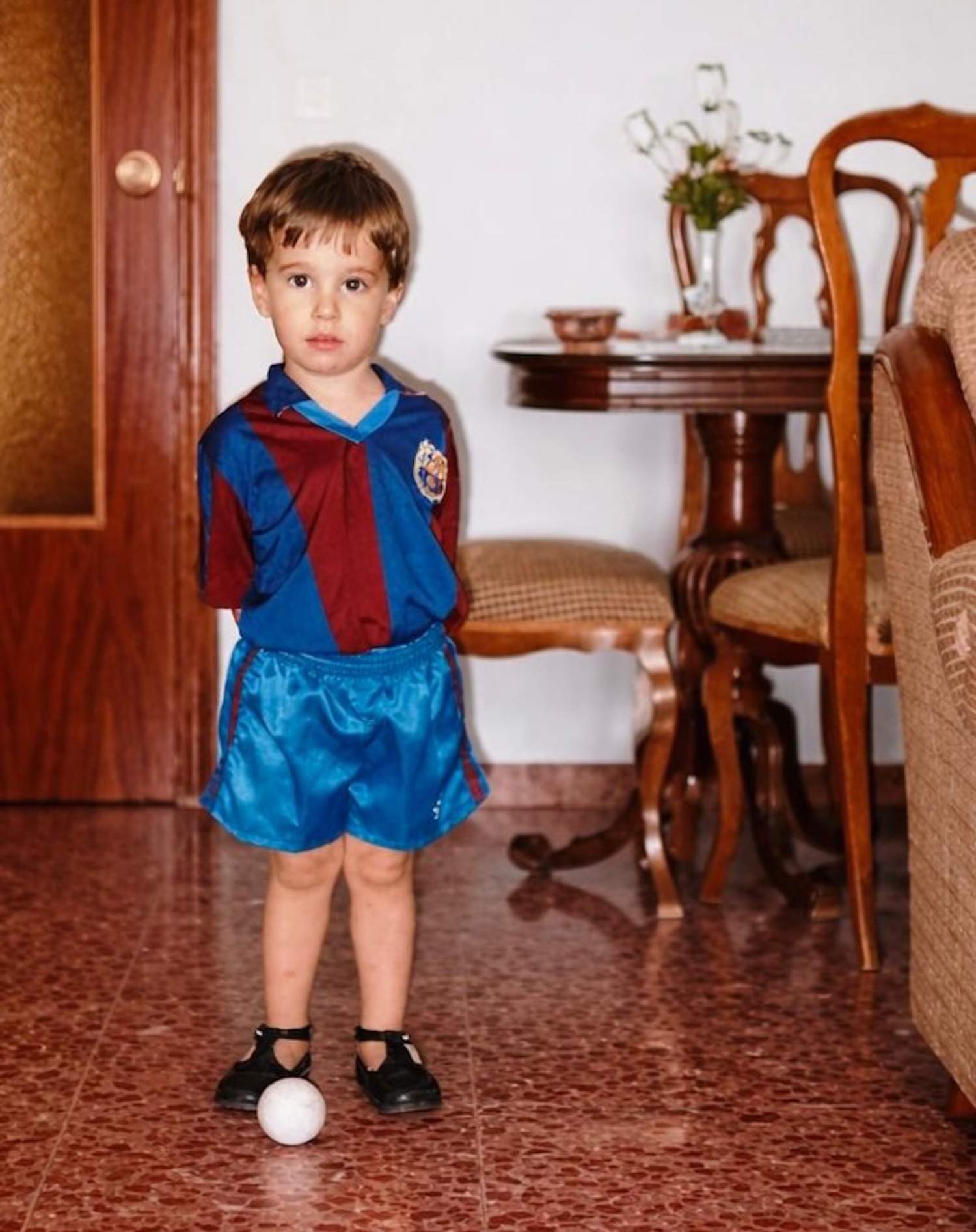 Famoso escritor andaluz alborota la red por lo que ha dicho de esta foto donde sale de niño vestido del Barça
