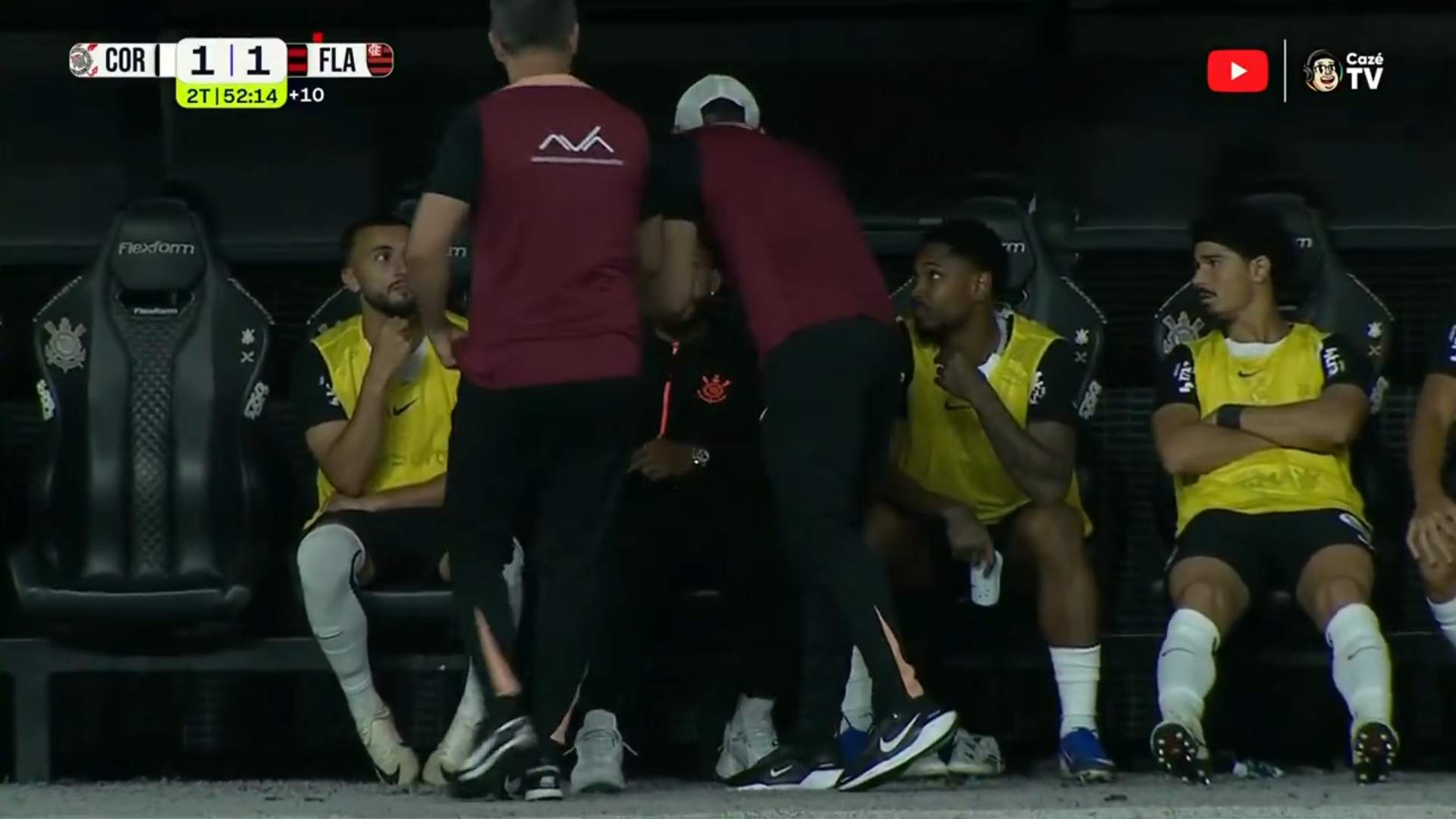 Un crack del Barça causa vergüenza mundial: mira el móvil a escondidas en el banquillo