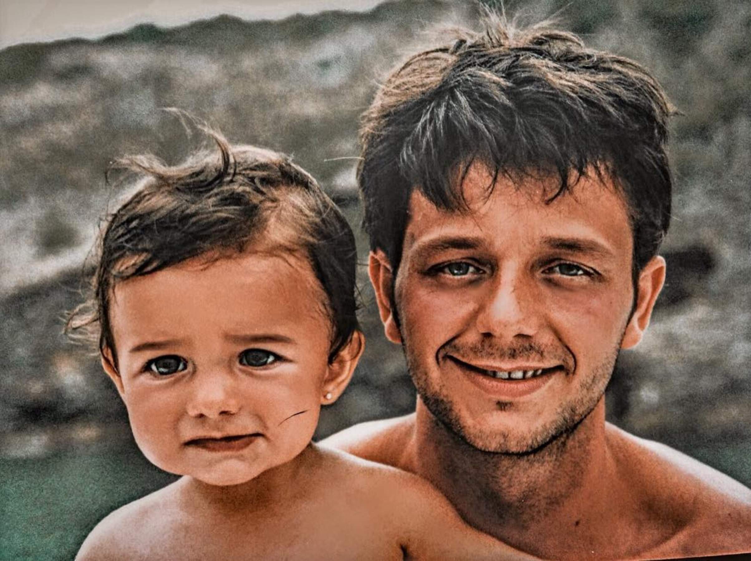 Queco Serrat, el primer hijo de Joan Manuel Serrat, feliz por ser abuelo de dos niñas: foto familiar preciosa