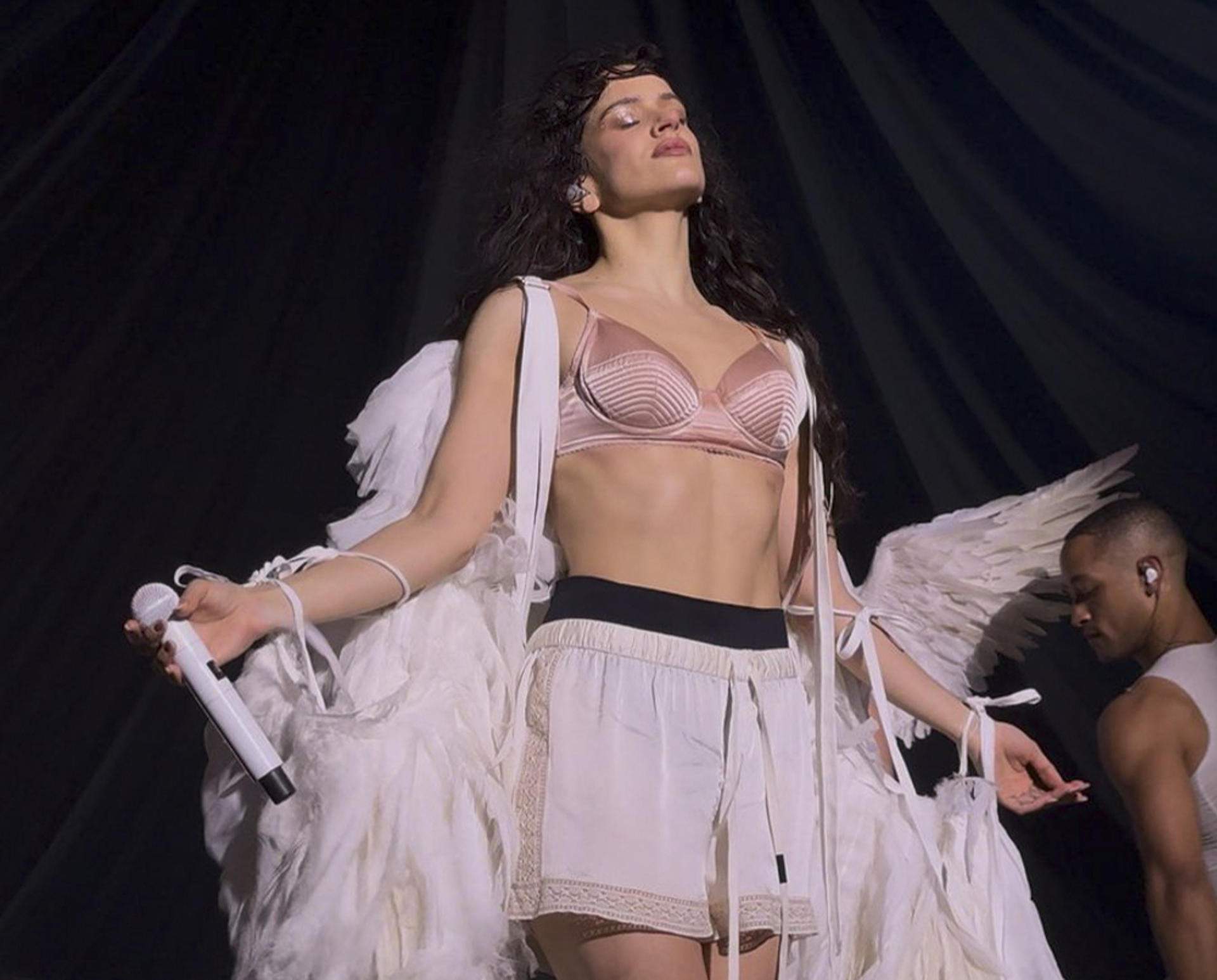 La impactante foto de Rosalía en ambulancia saliendo del concierto suspendido en Milán