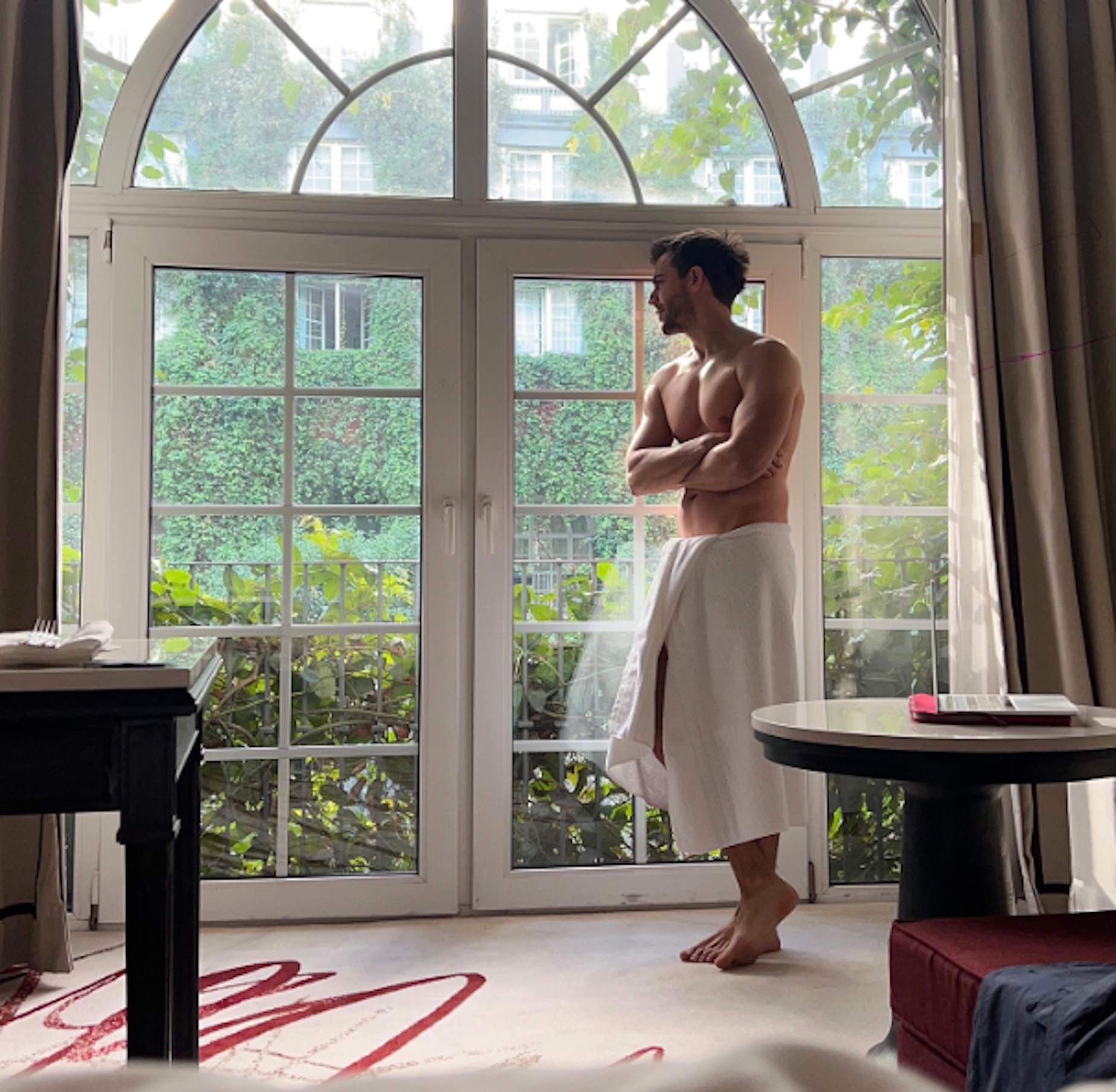 Un guapo actor català de 45 anys fa de Jesucrist a la TV americana: barba i cabells