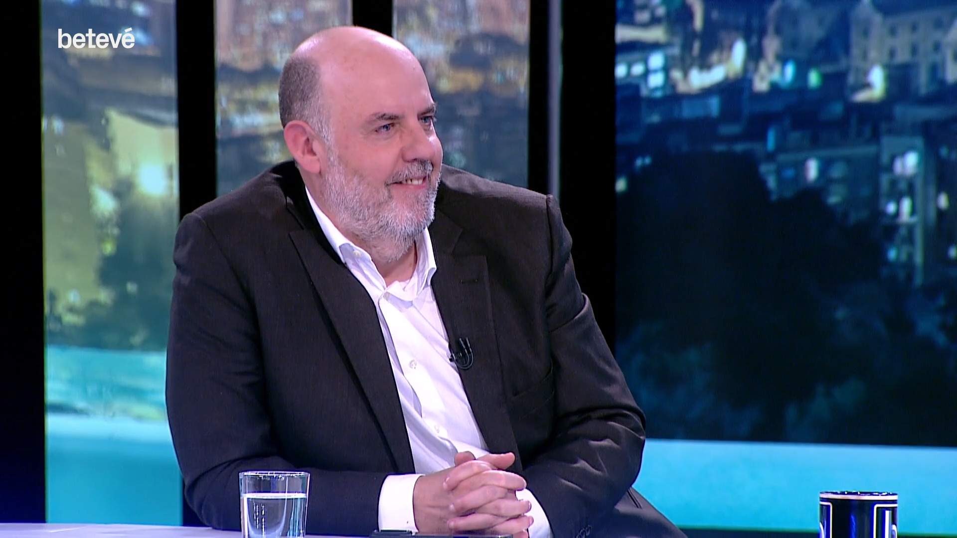 L'esbojarrat moment d'un presentador de TV3 amb el tors nu a casa de Jordi Basté