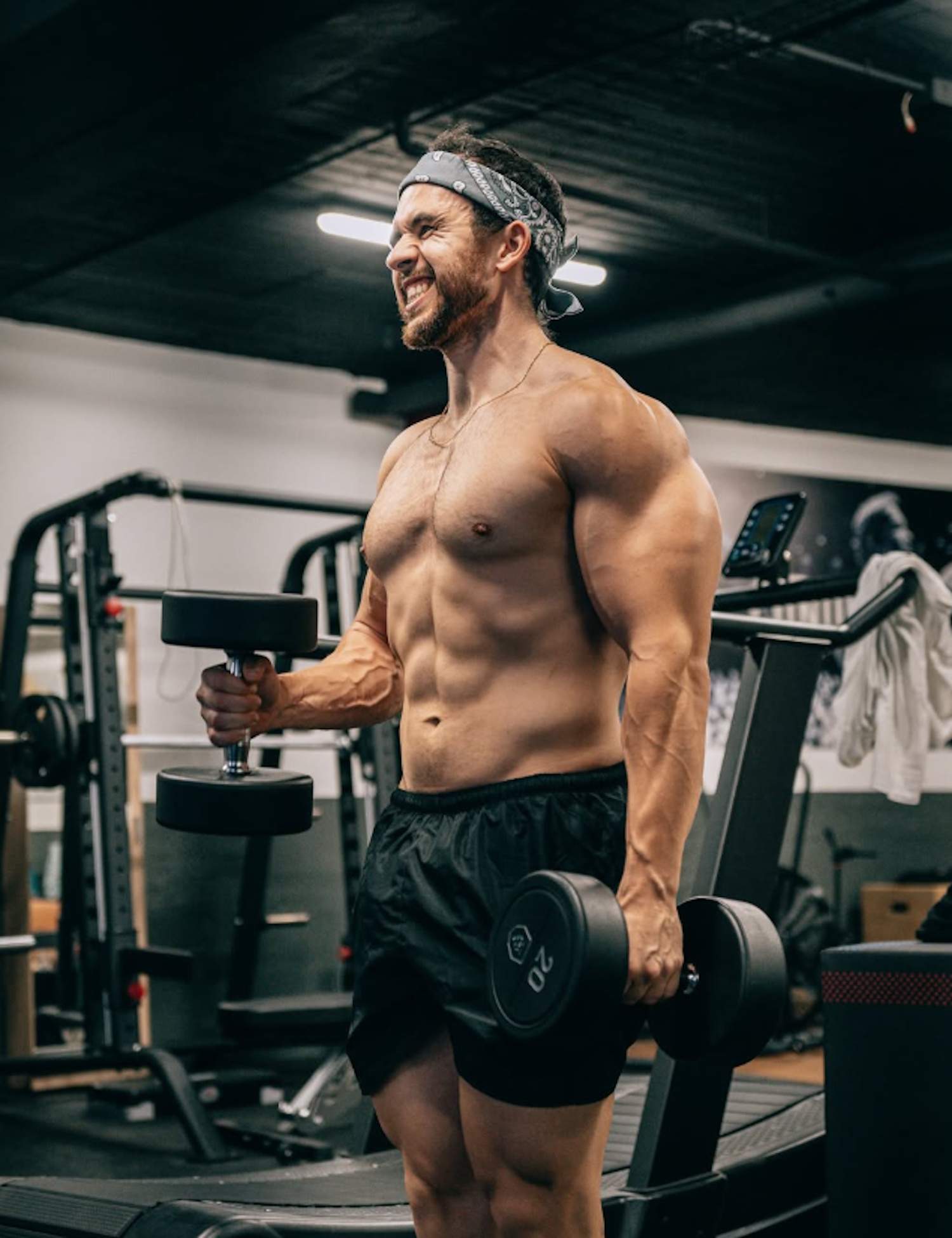 Este es el guapísimo marido influencer de una famosa presentadora catalana: comiéndose a besos