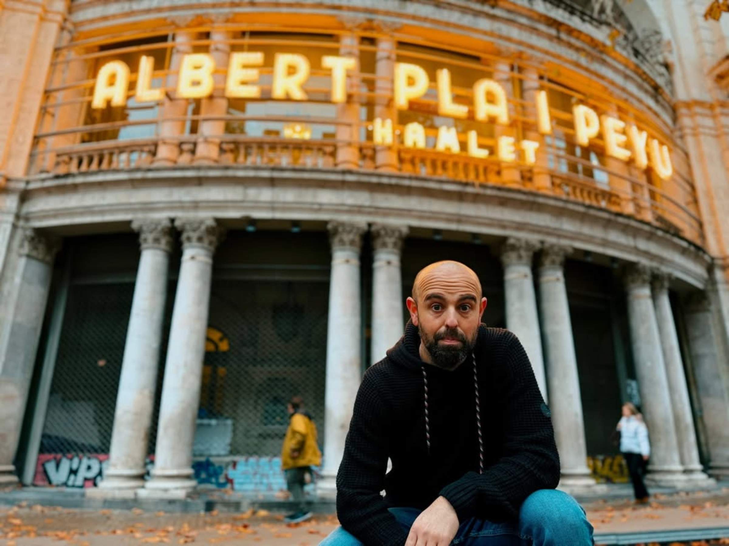 Peyu emociona amb els seus pares: les fotos inèdites al Teatre Coliseum després de l'èxit de 'Hamlet'
