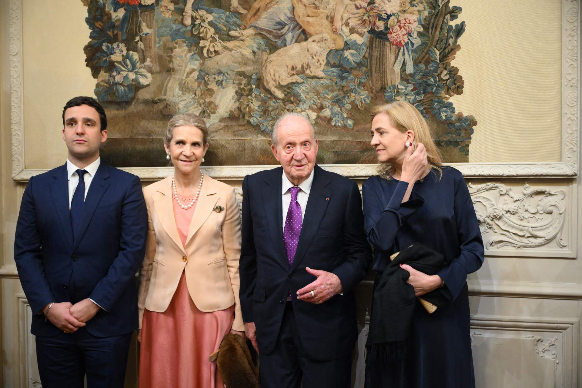 Juan Carlos recoge el premio con las herederas de su fortuna y Froilán: Sofía vetada