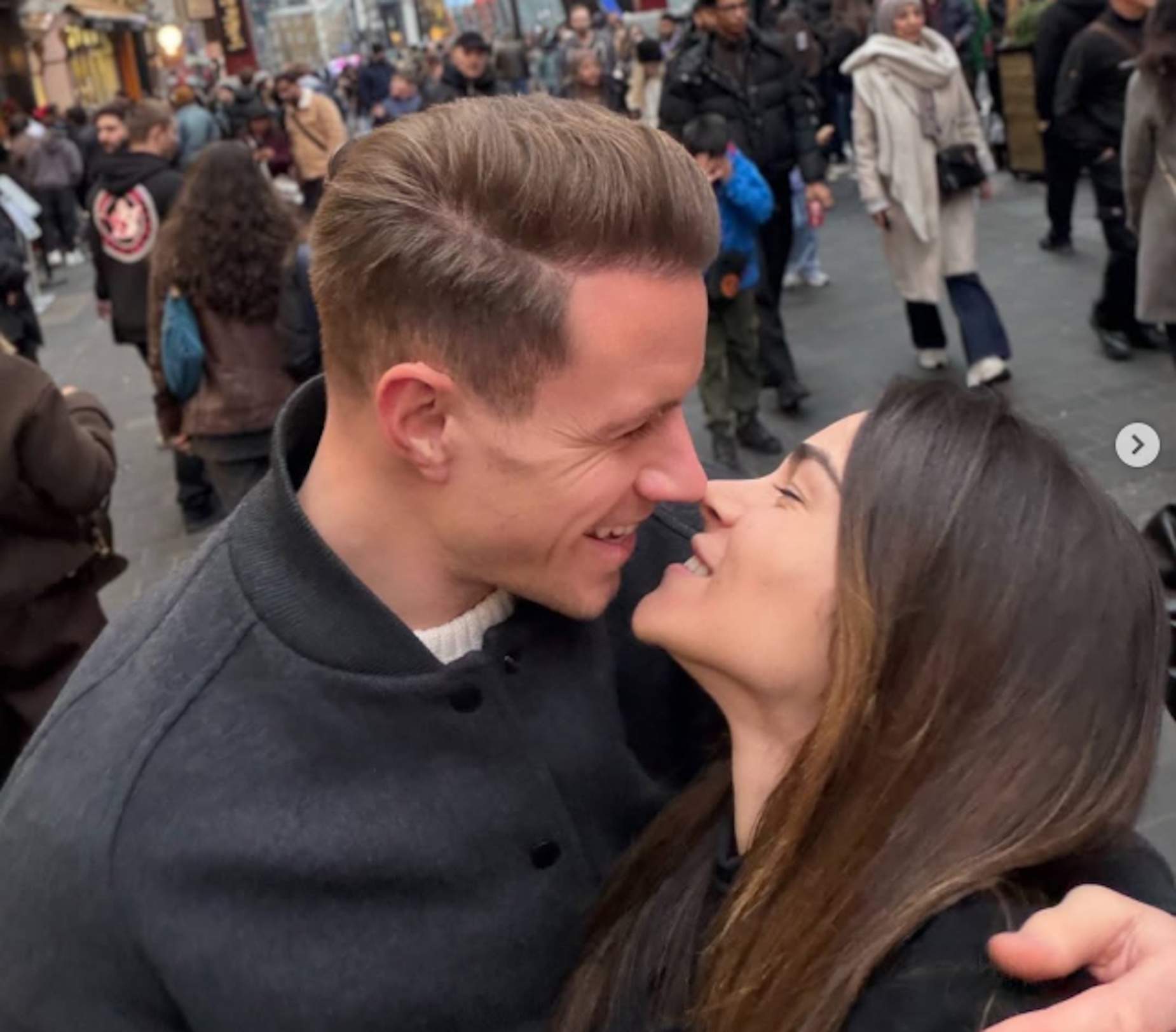 Preciós missatge en català al tercer fill de Ter Stegen revelant si serà nen o nena