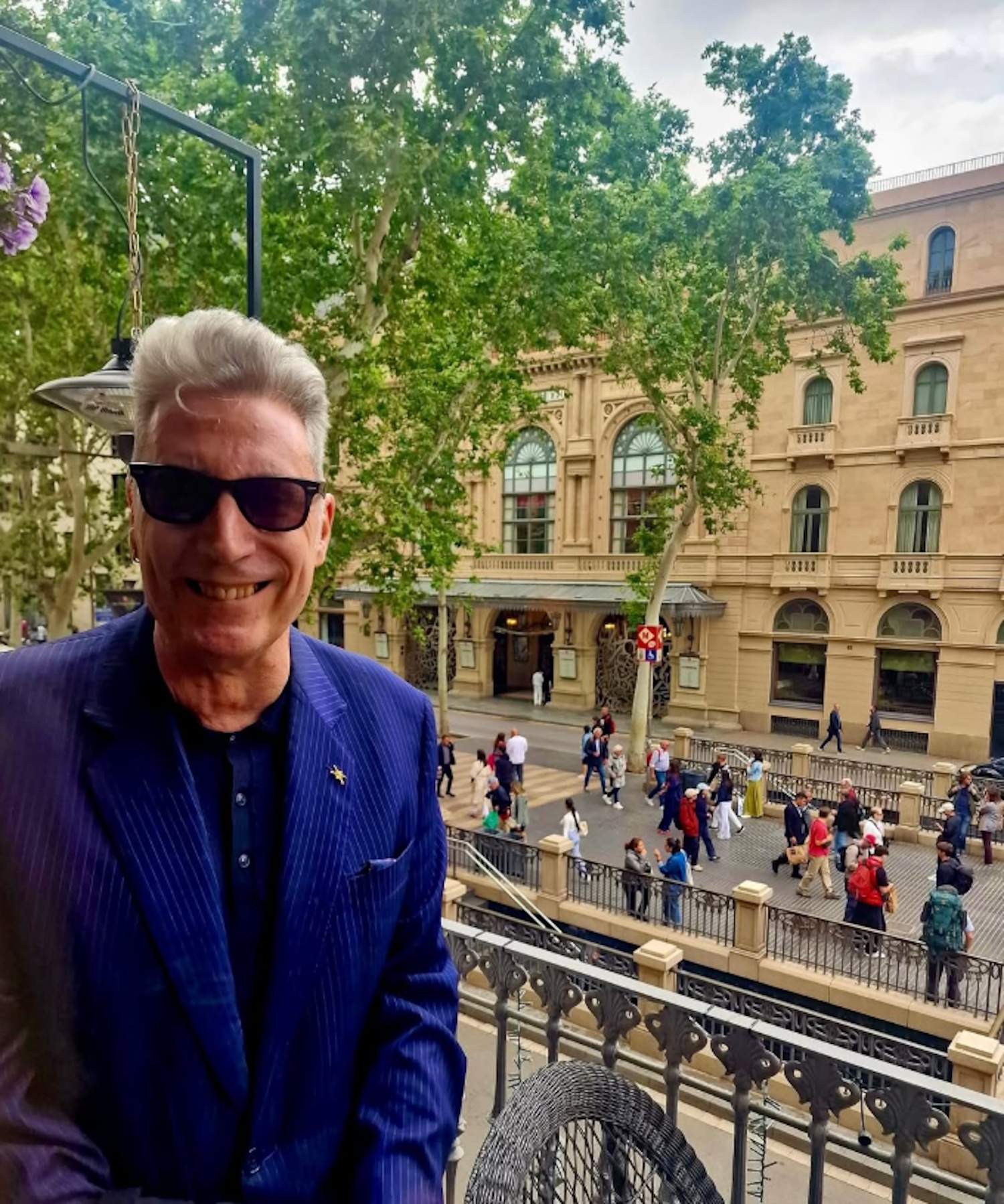 Loquillo esvalota els fans per la bufanda que s'ha posat en una setmana especial