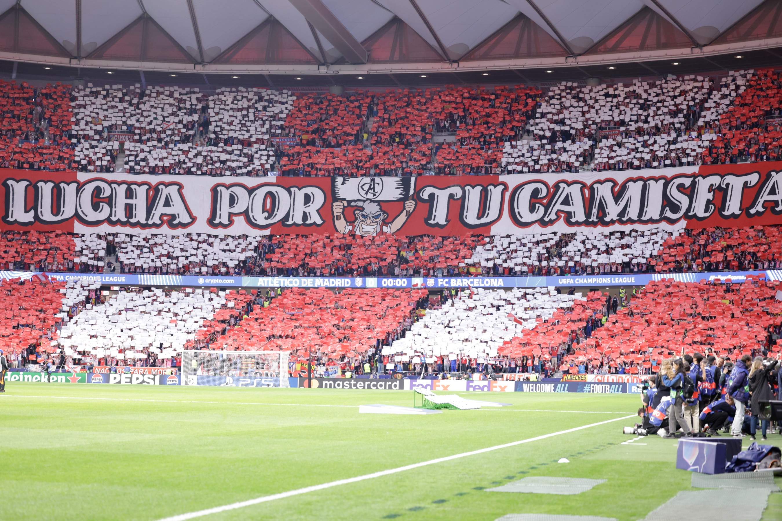 El presentador català i culer que no es va voler perdre el partit del Barça a l'estadi: foto amb el seu fill
